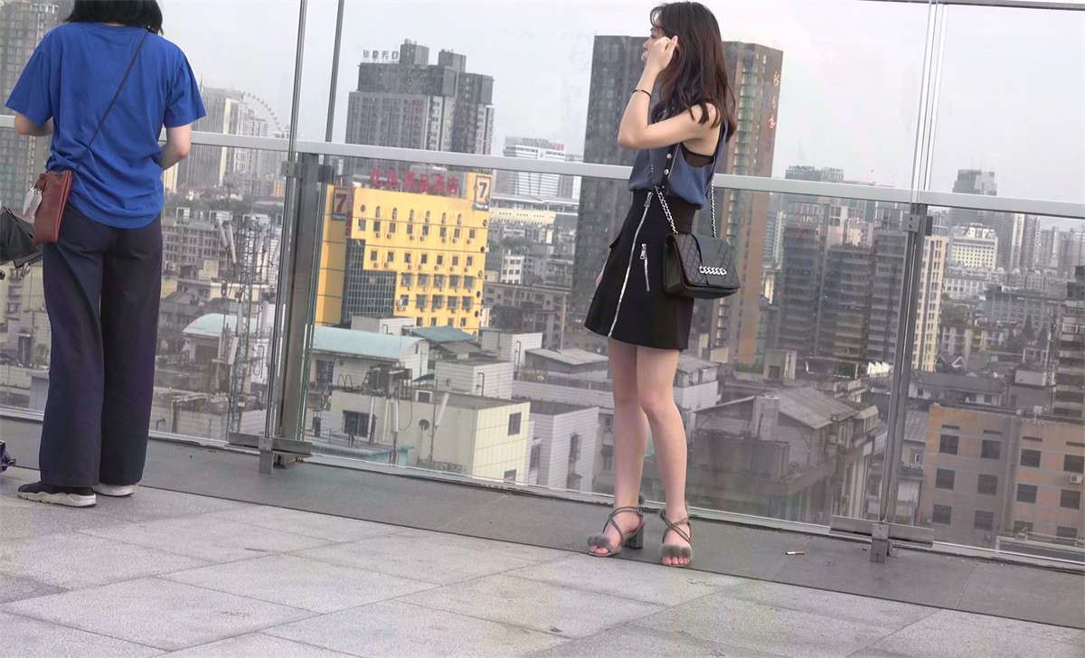 粉嫩的美足短裙MM 1