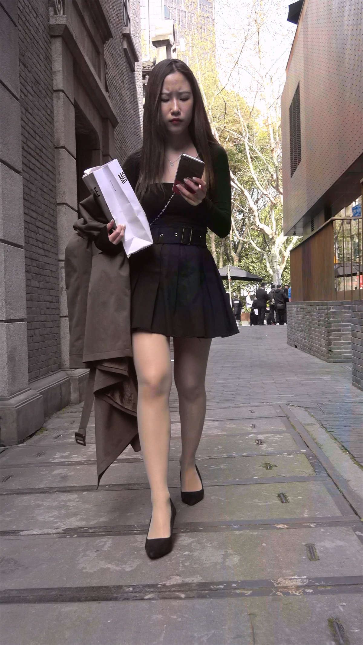 黑色短裙丝袜高跟美女