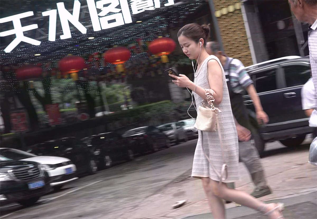 跟拍连衣裙美足气质美女