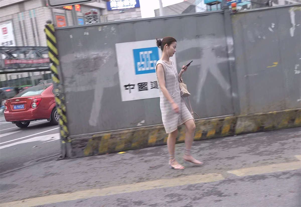 跟拍连衣裙美足气质美女