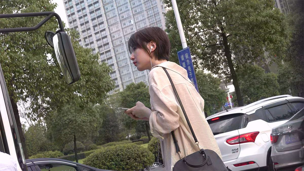 短发小姐姐粉嫩玉足令人垂涎