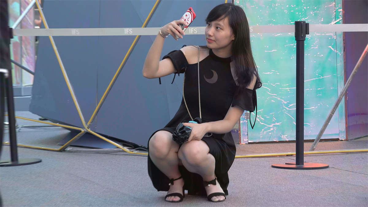 黑色连衣裙美足靓妹