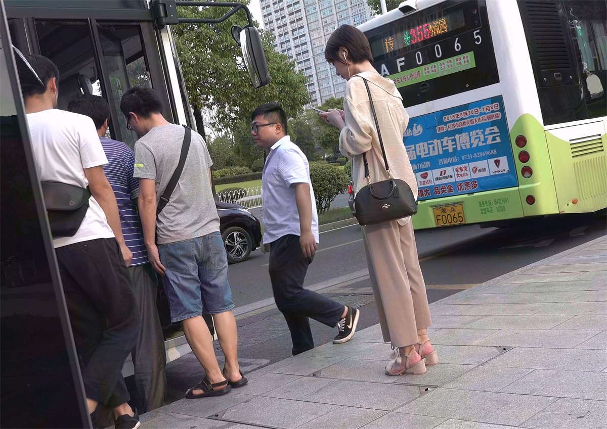 短发小姐姐粉嫩玉足令人垂涎