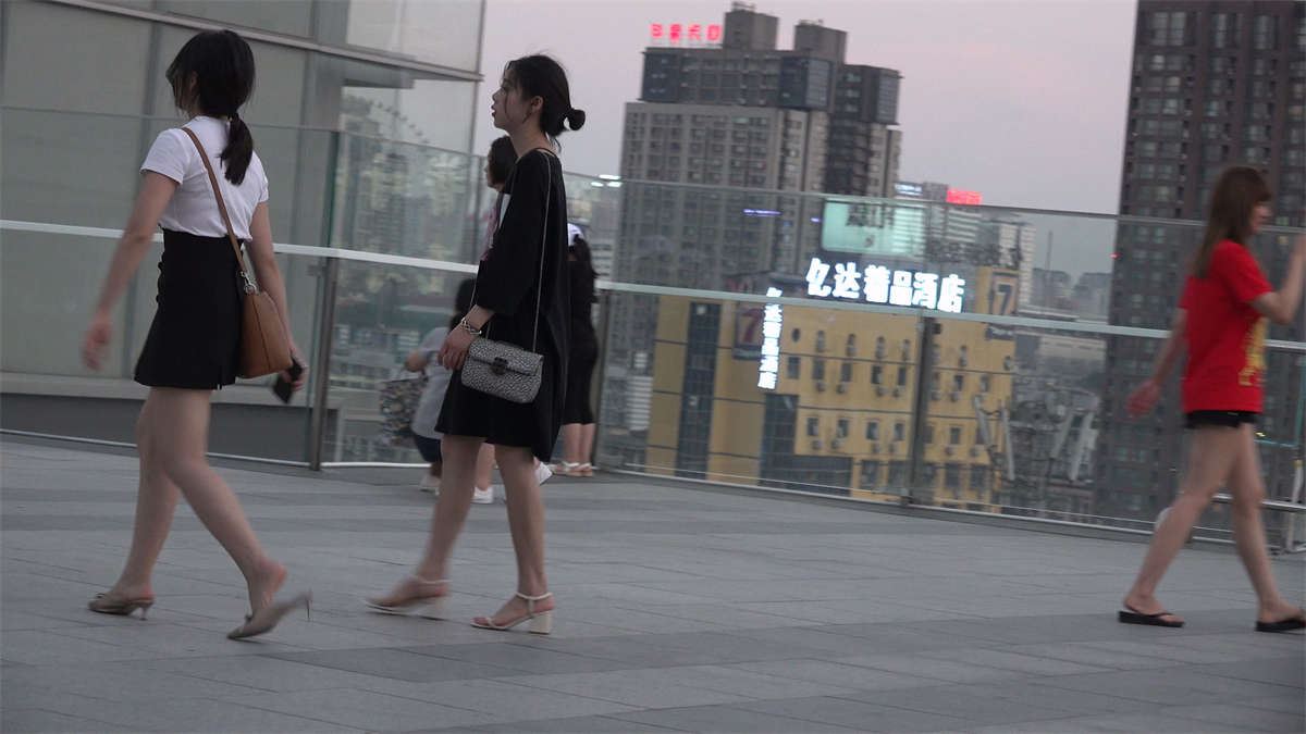 美足凉高跟靓妹