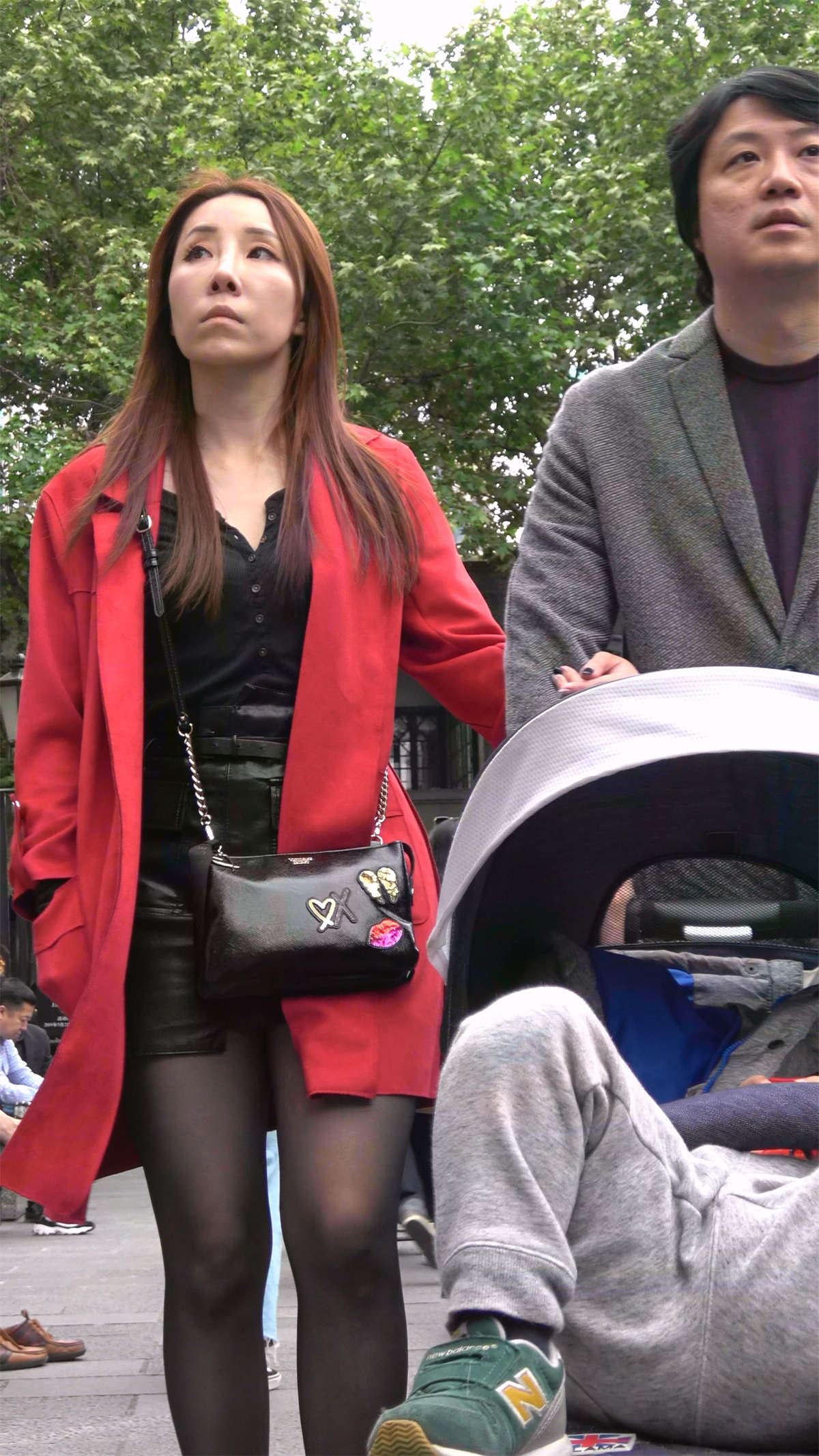 红大衣黑丝高跟熟女