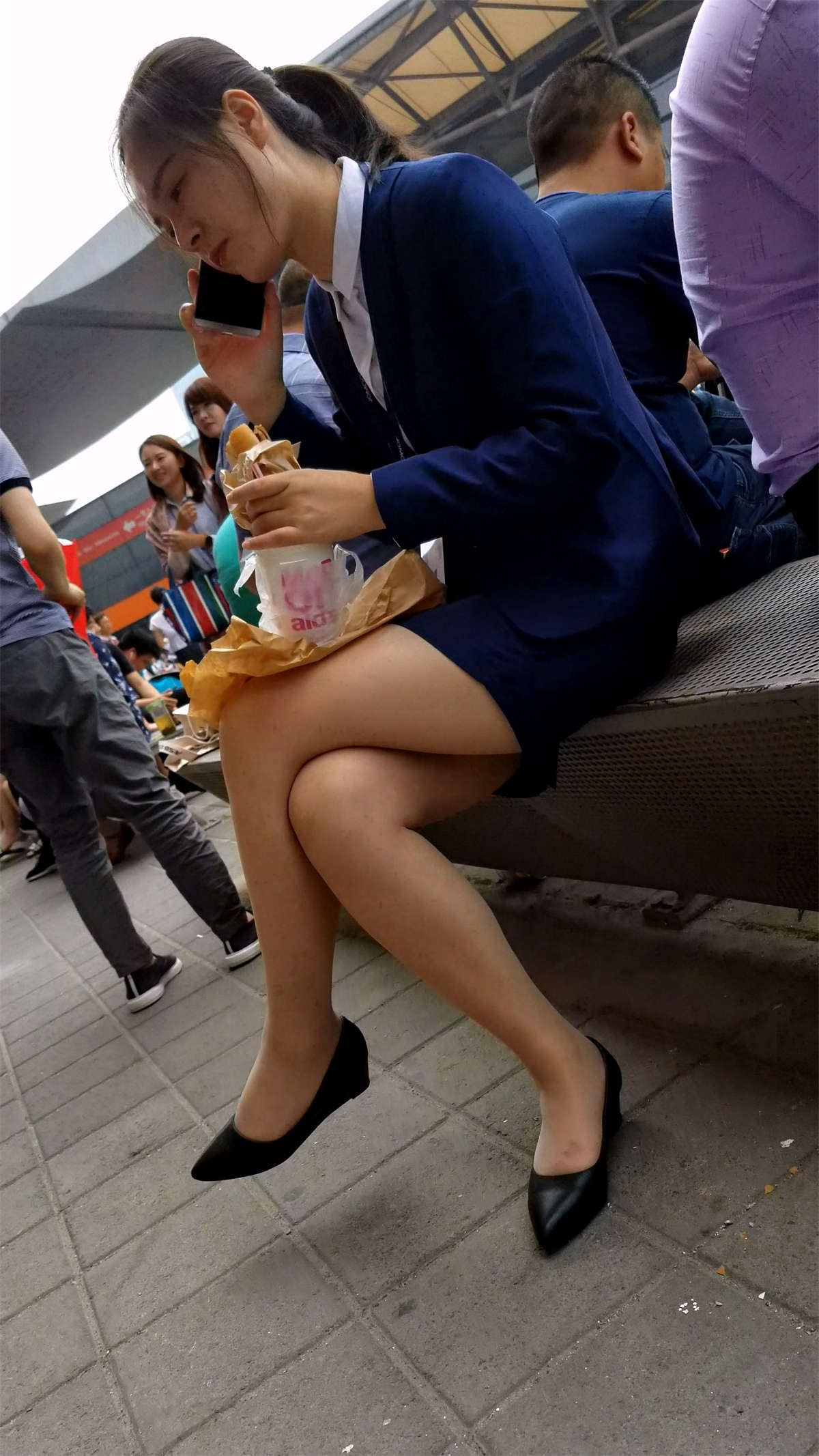 女神级美腿丝袜姑娘休息吃汉堡