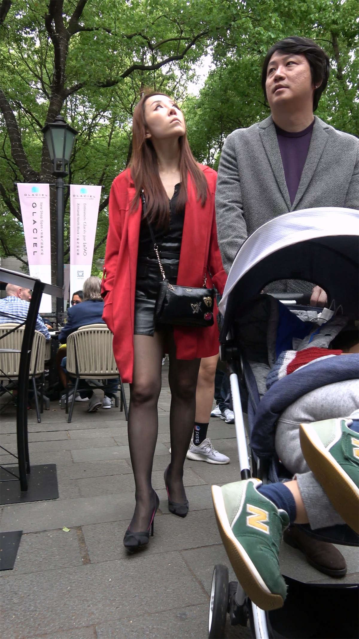 红大衣黑丝高跟熟女