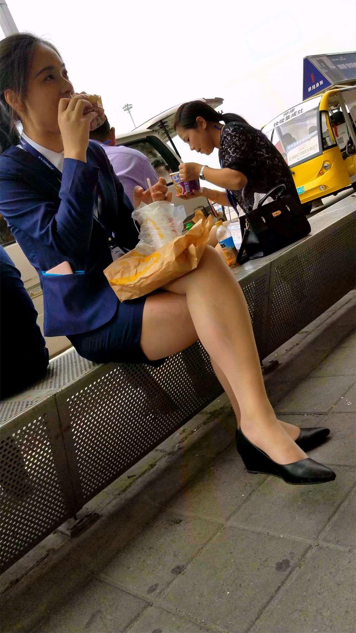 女神级美腿丝袜姑娘休息吃汉堡