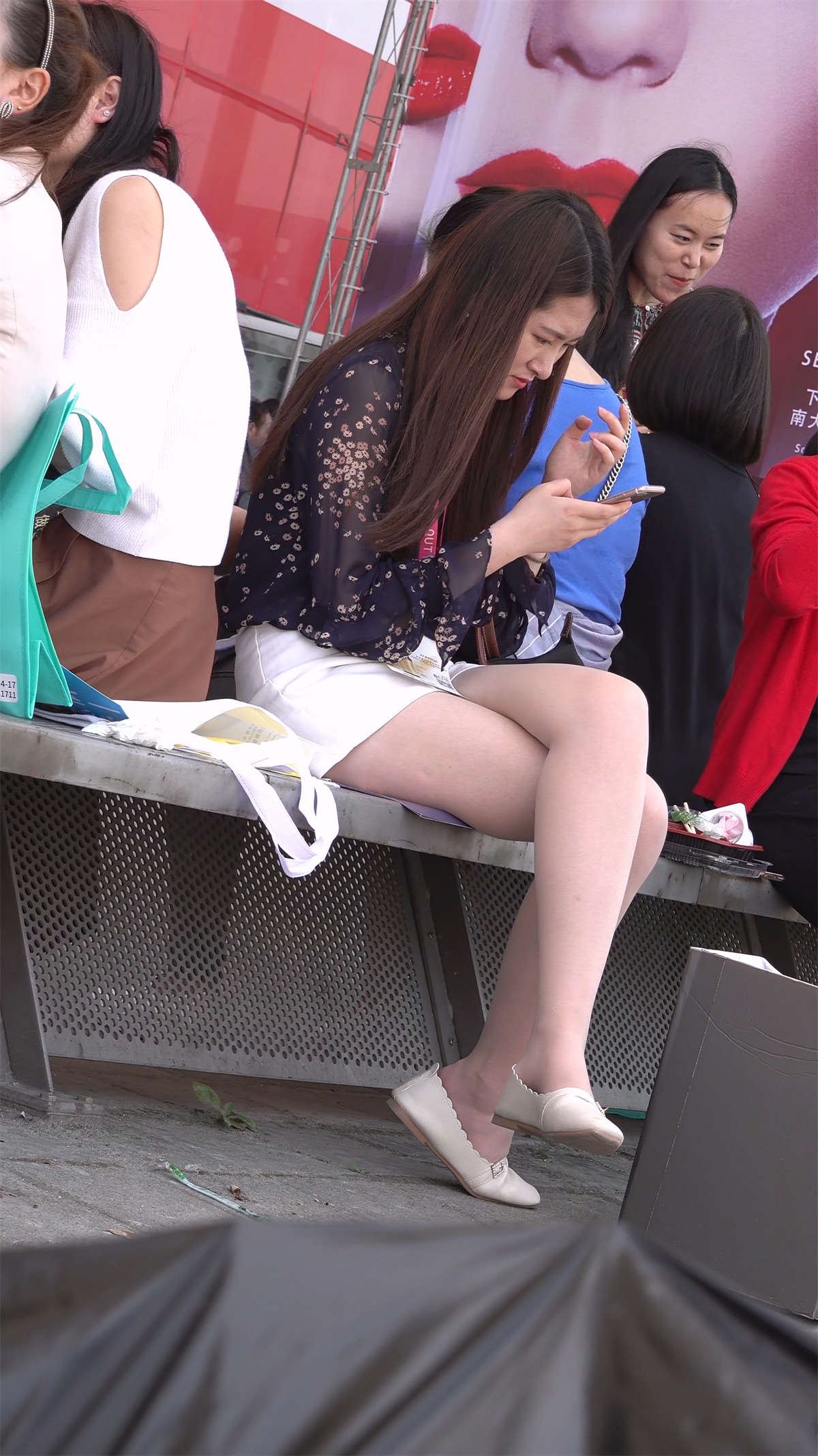 拉近距离拍摄肉丝袜美腿姑娘 1