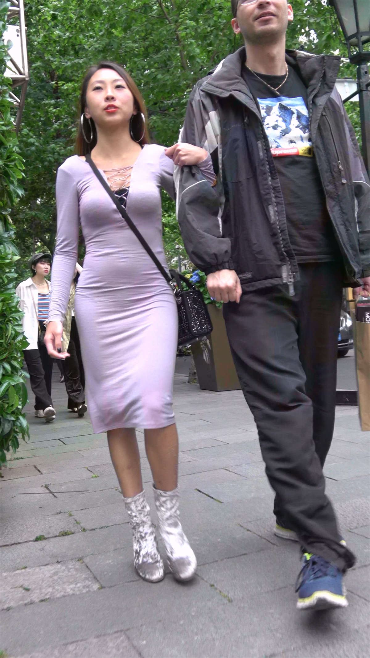 街拍裹身裙丰满美女