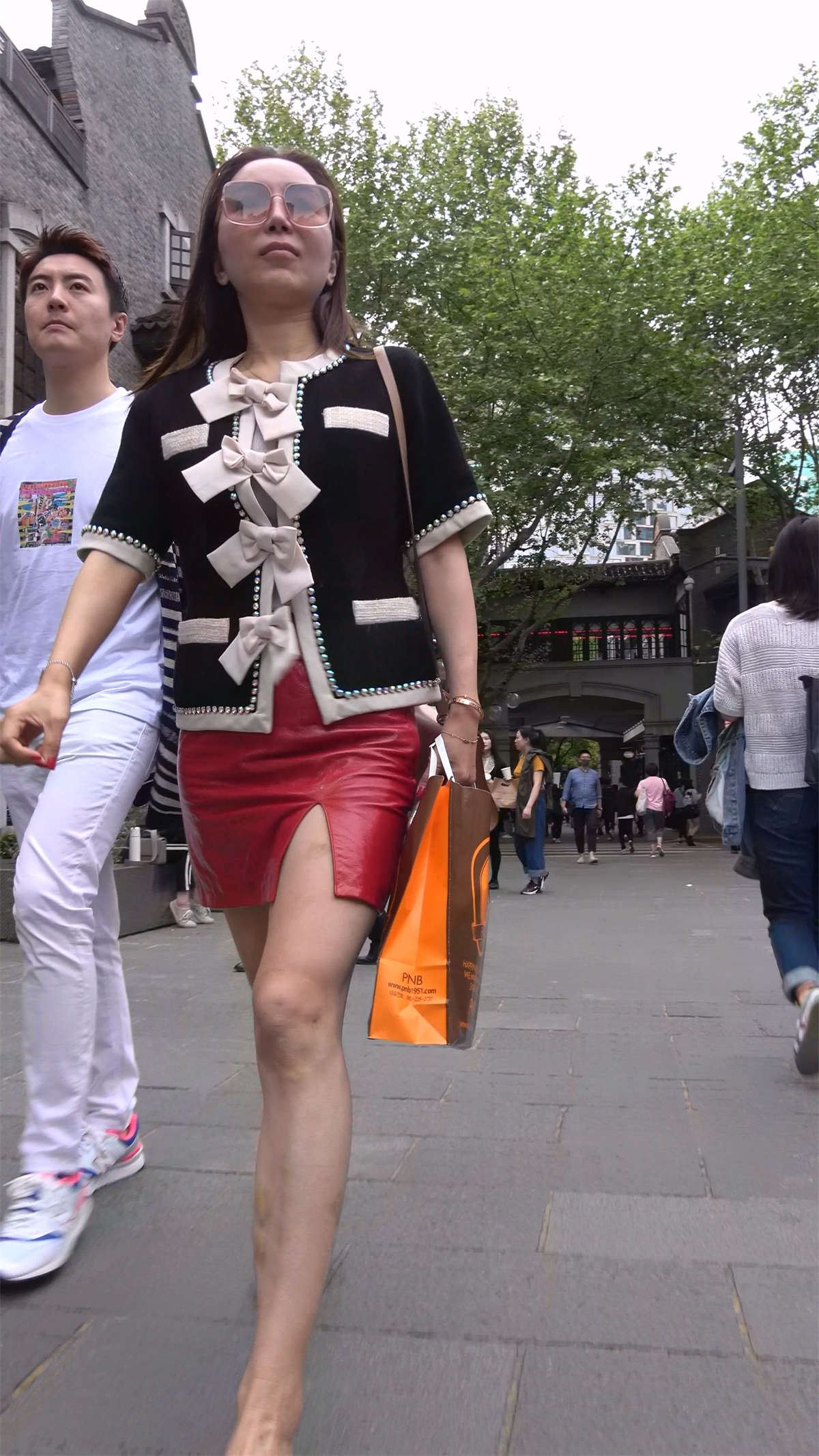 红色皮短裙成熟知性女子
