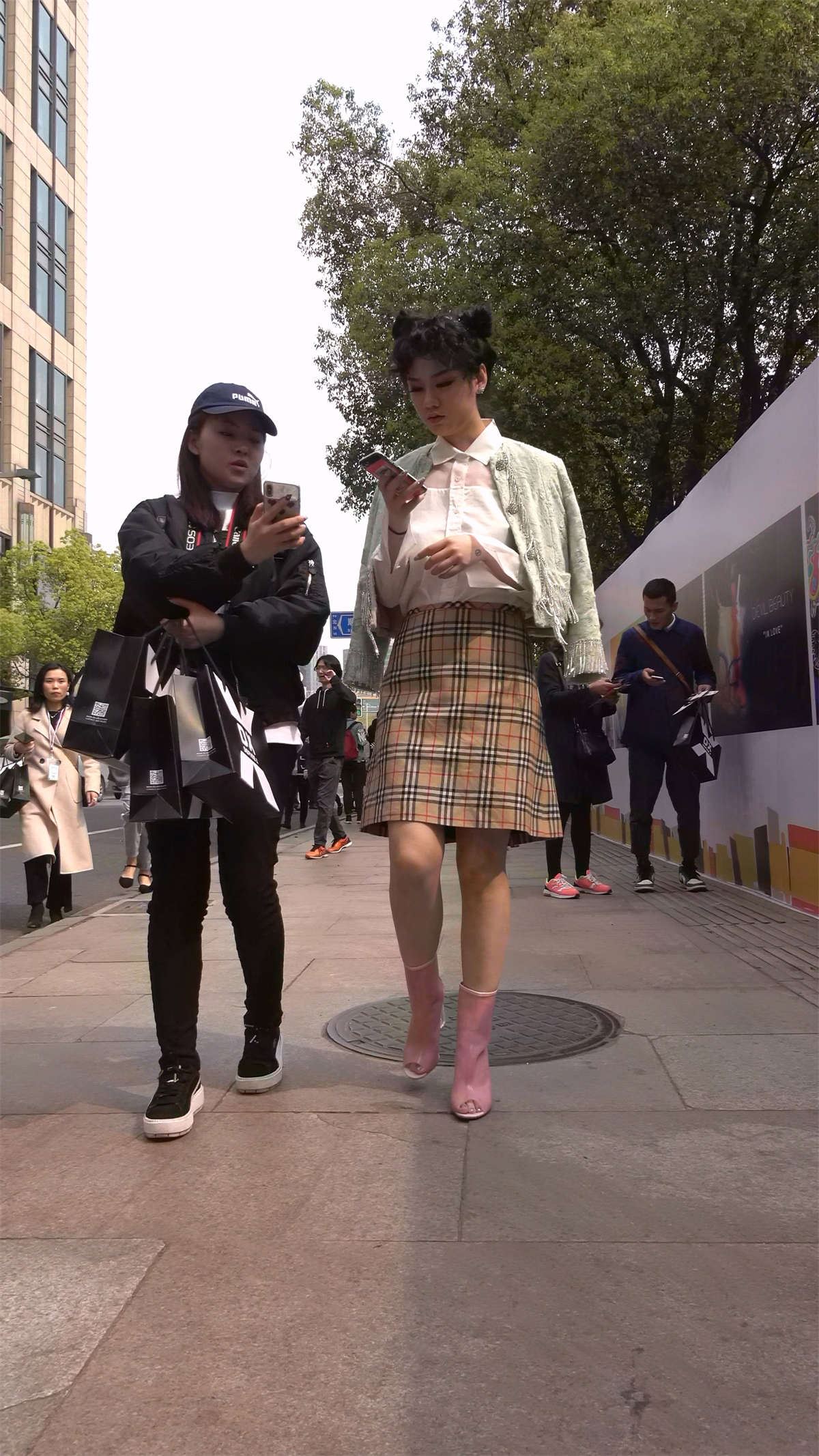 粉色短靴短裙卷发女子