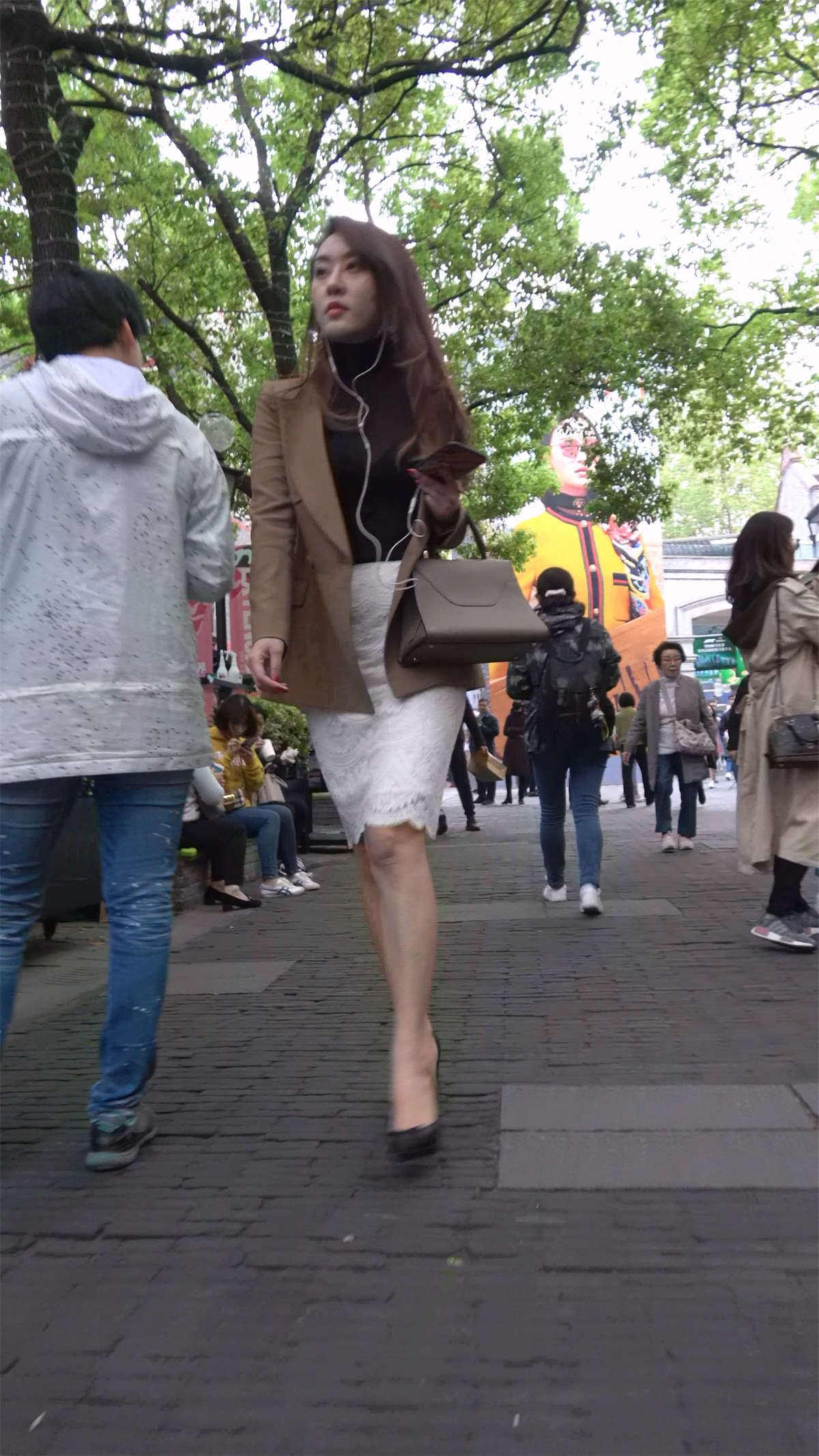 性感的镂空白裙美眉
