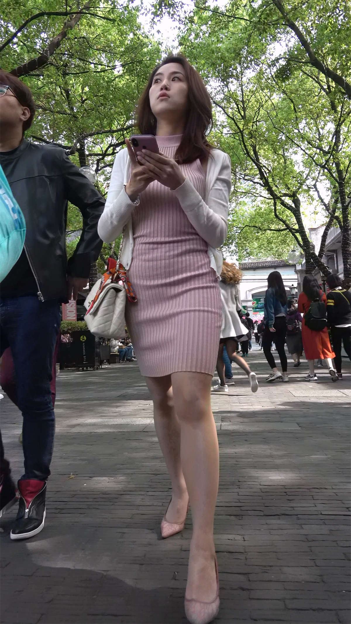 性感粉色短裙好身材气质高跟美女