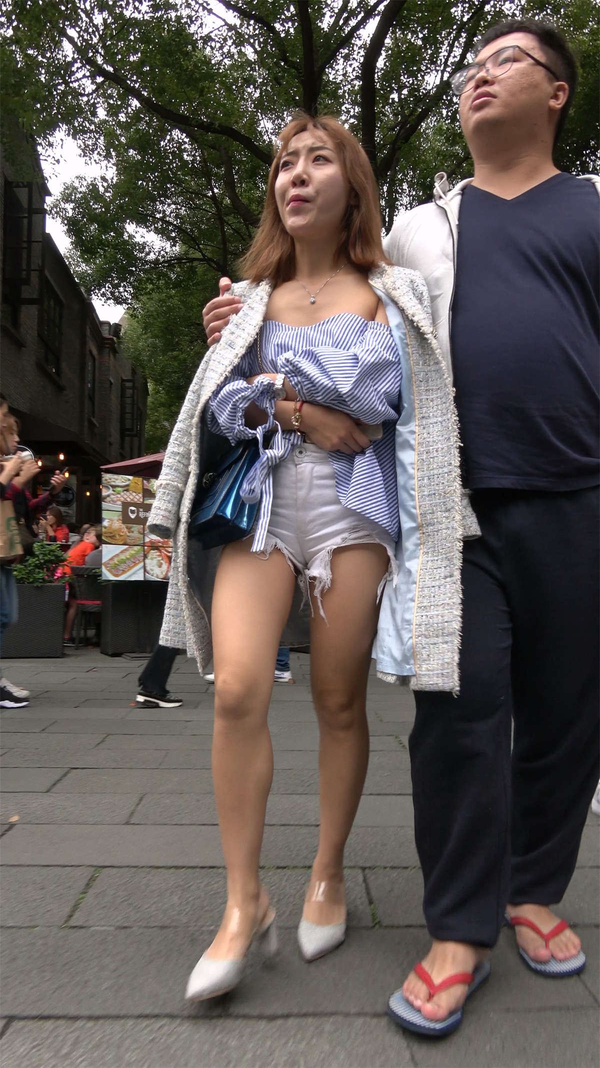 超短热裤美腿高跟姑娘