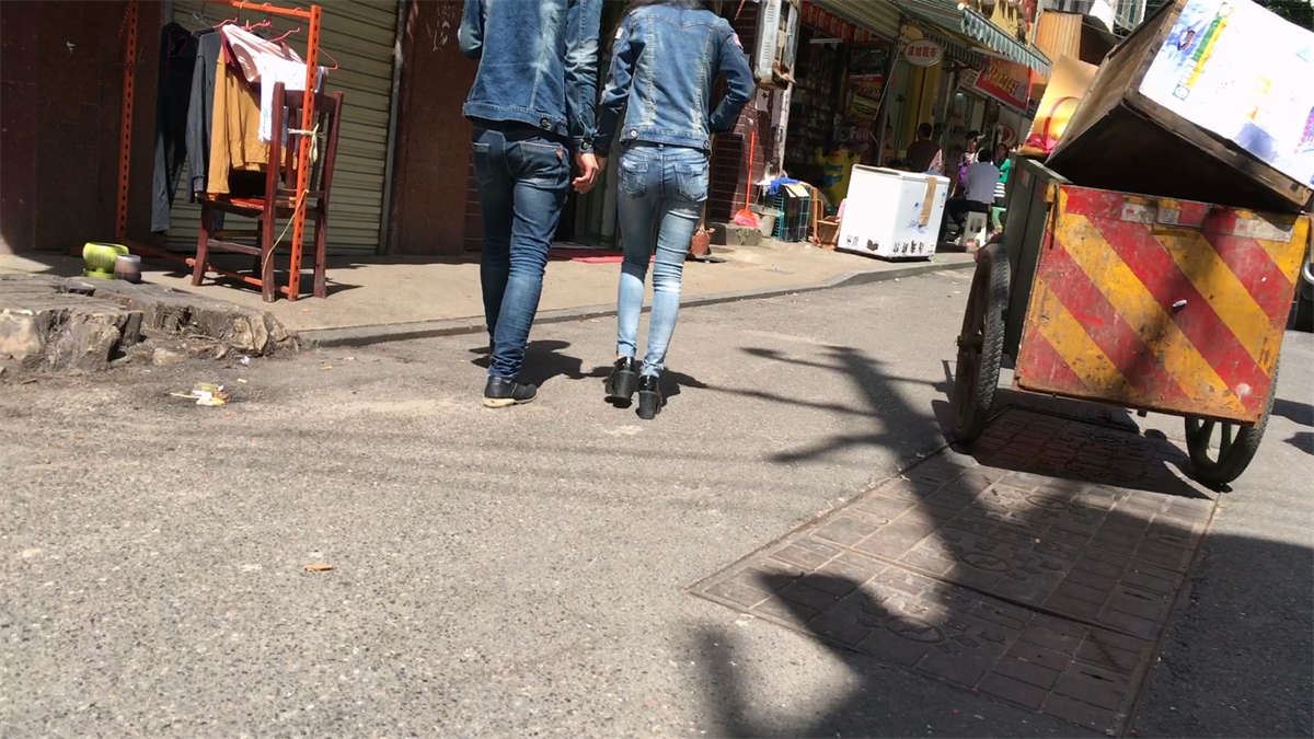 紧身蓝牛妹子好身材