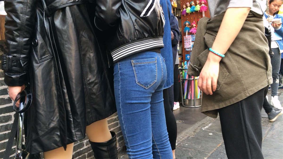 超紧绷圆臀牛仔裤妹子