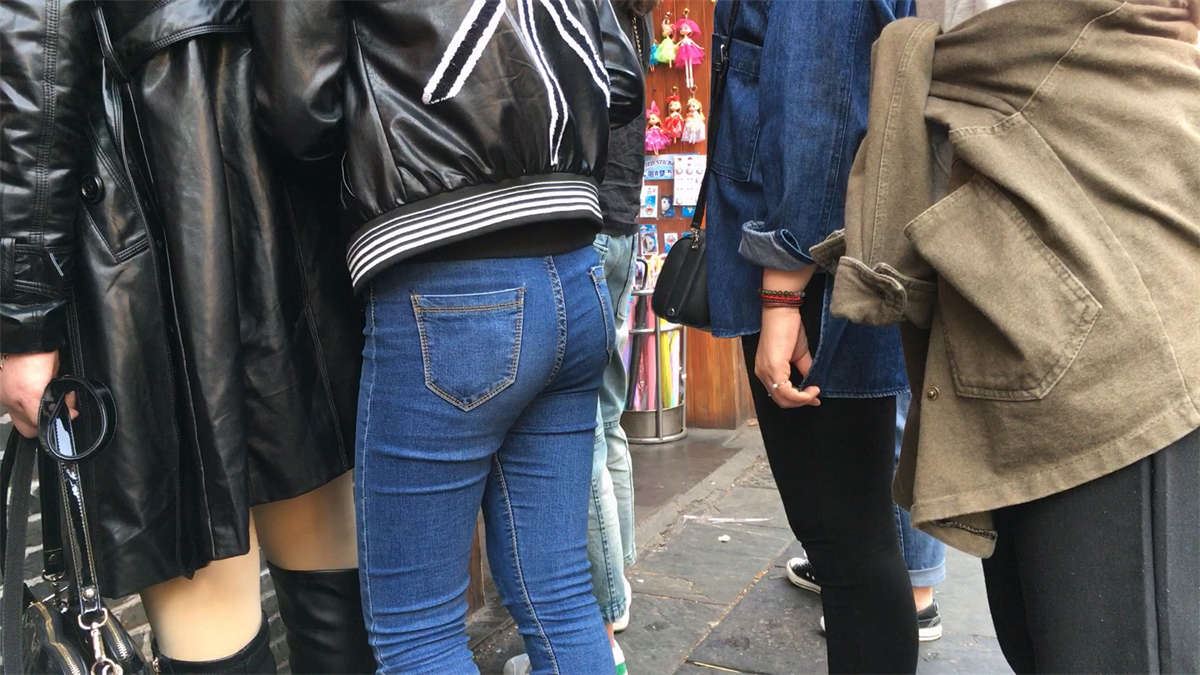 超紧绷圆臀牛仔裤妹子