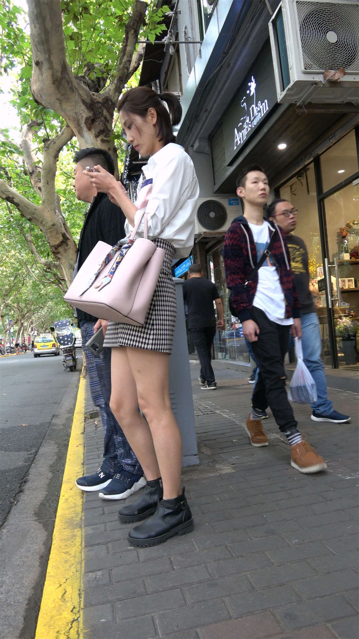 白衬衫斑点裙气质大美女
