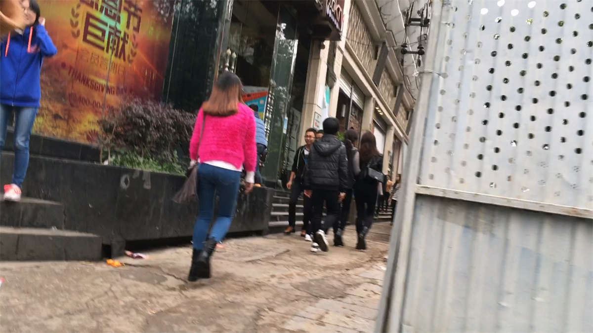 紧身蓝牛学生妹的美臀