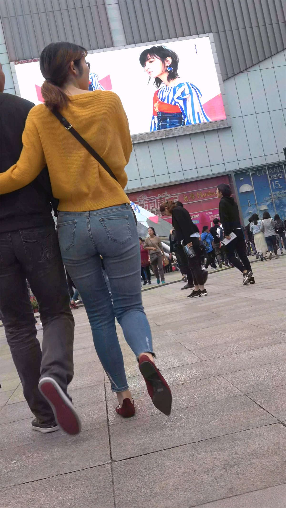 黄衣紧身牛仔小妞