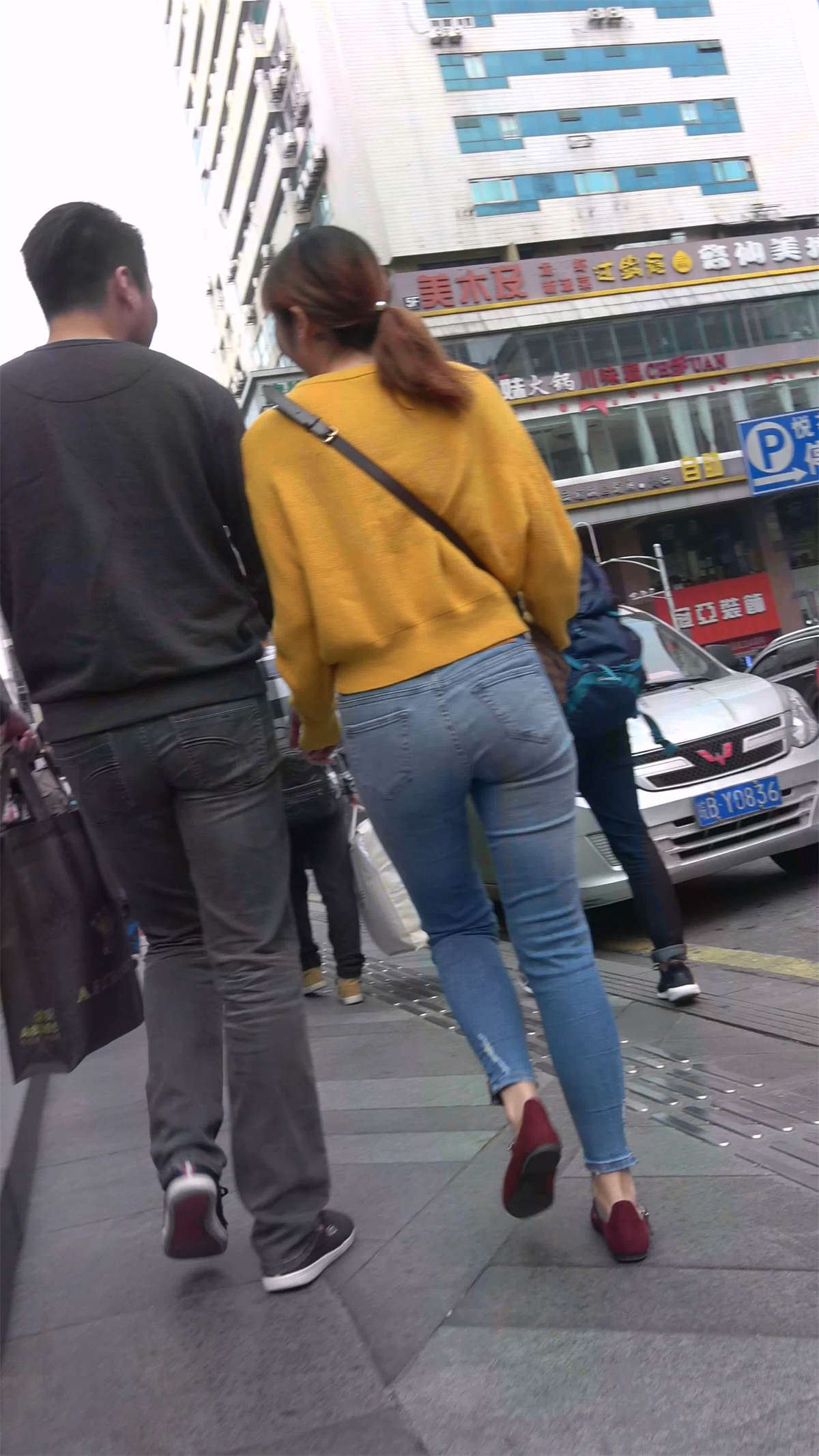 黄衣紧身牛仔小妞