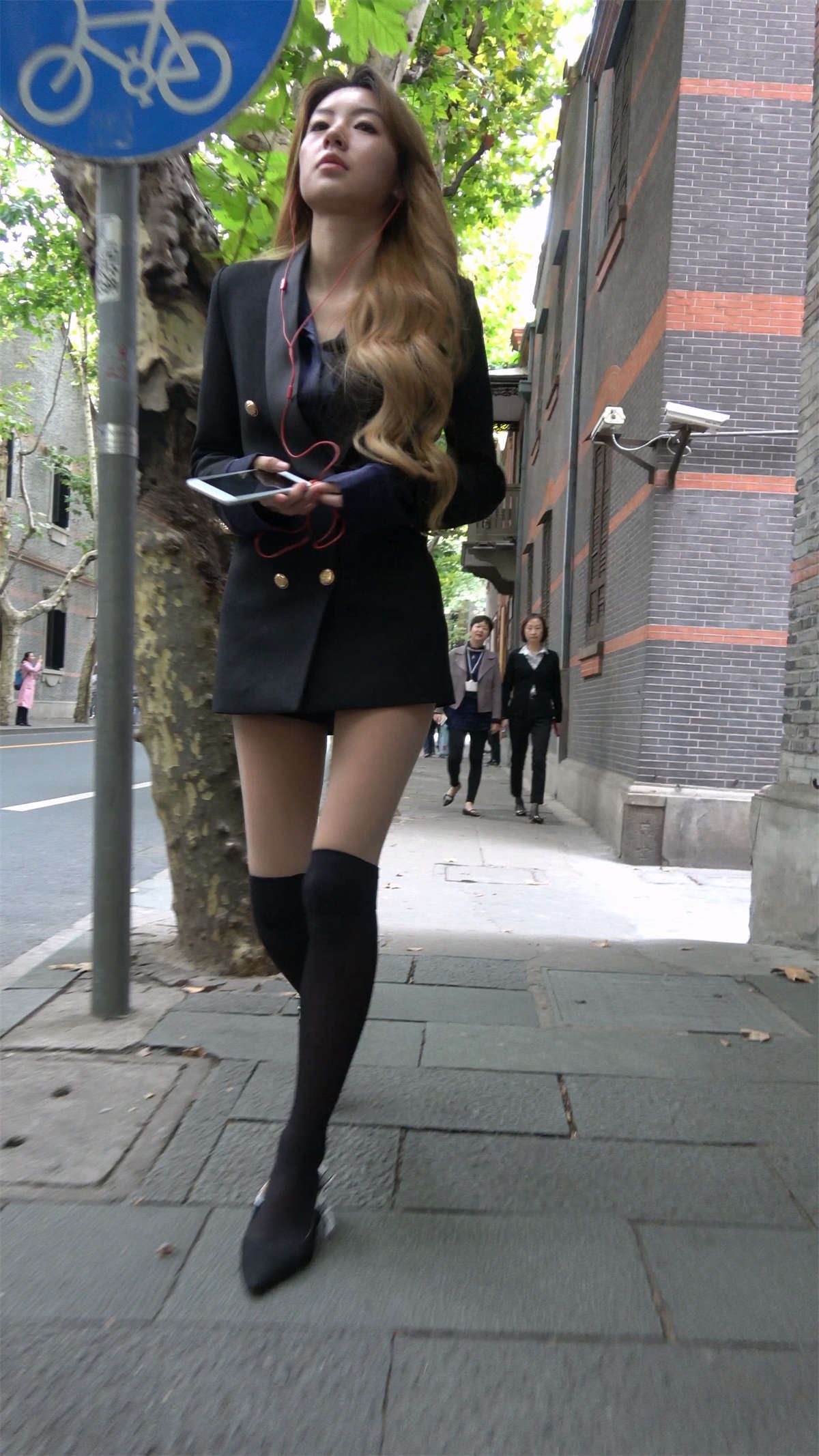 听歌走路的长筒靴美腿时尚美女