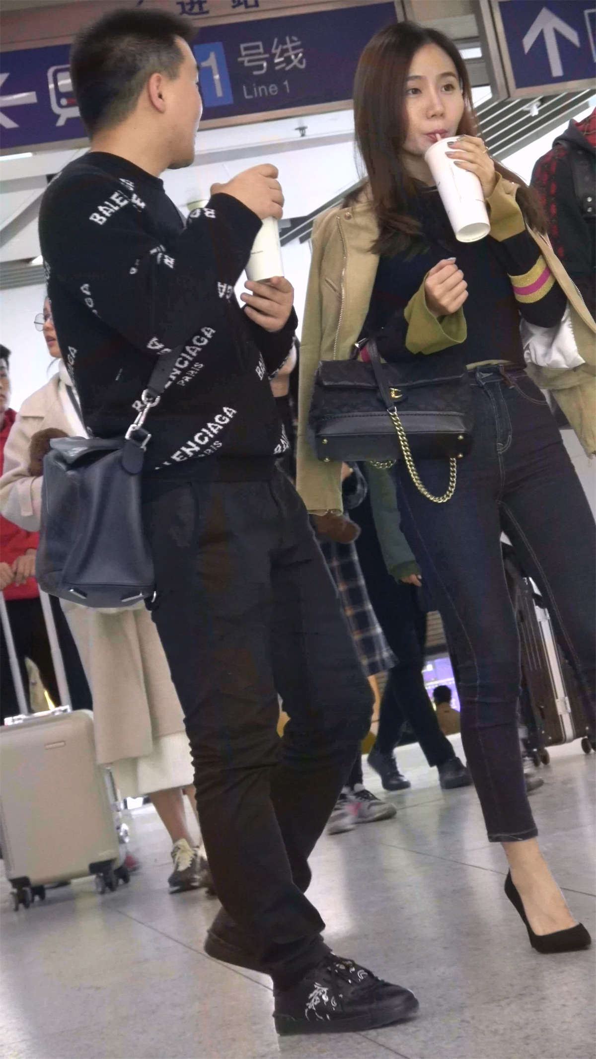 紧身牛仔高跟美女颜值很高