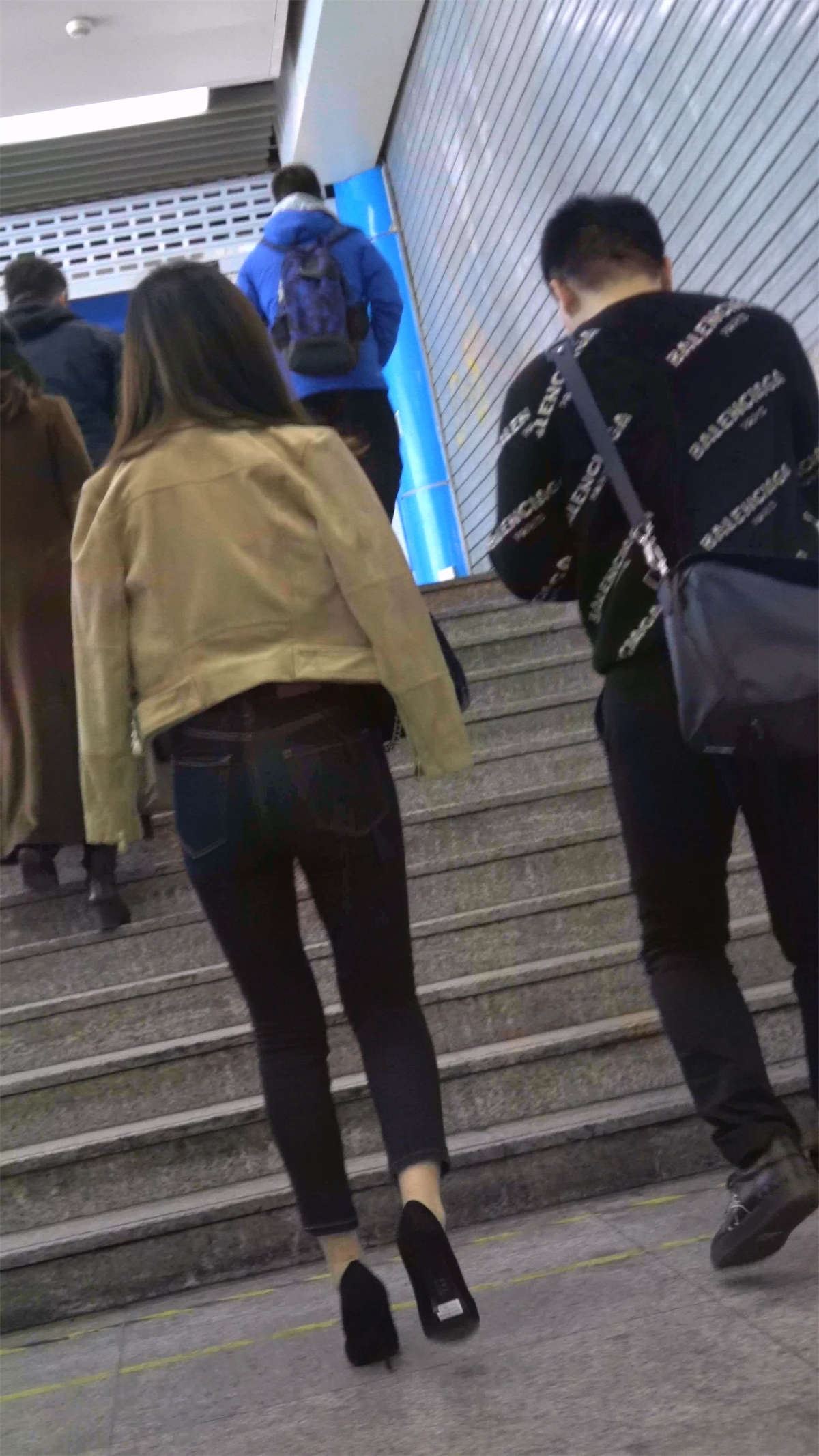 紧身牛仔高跟美女颜值很高