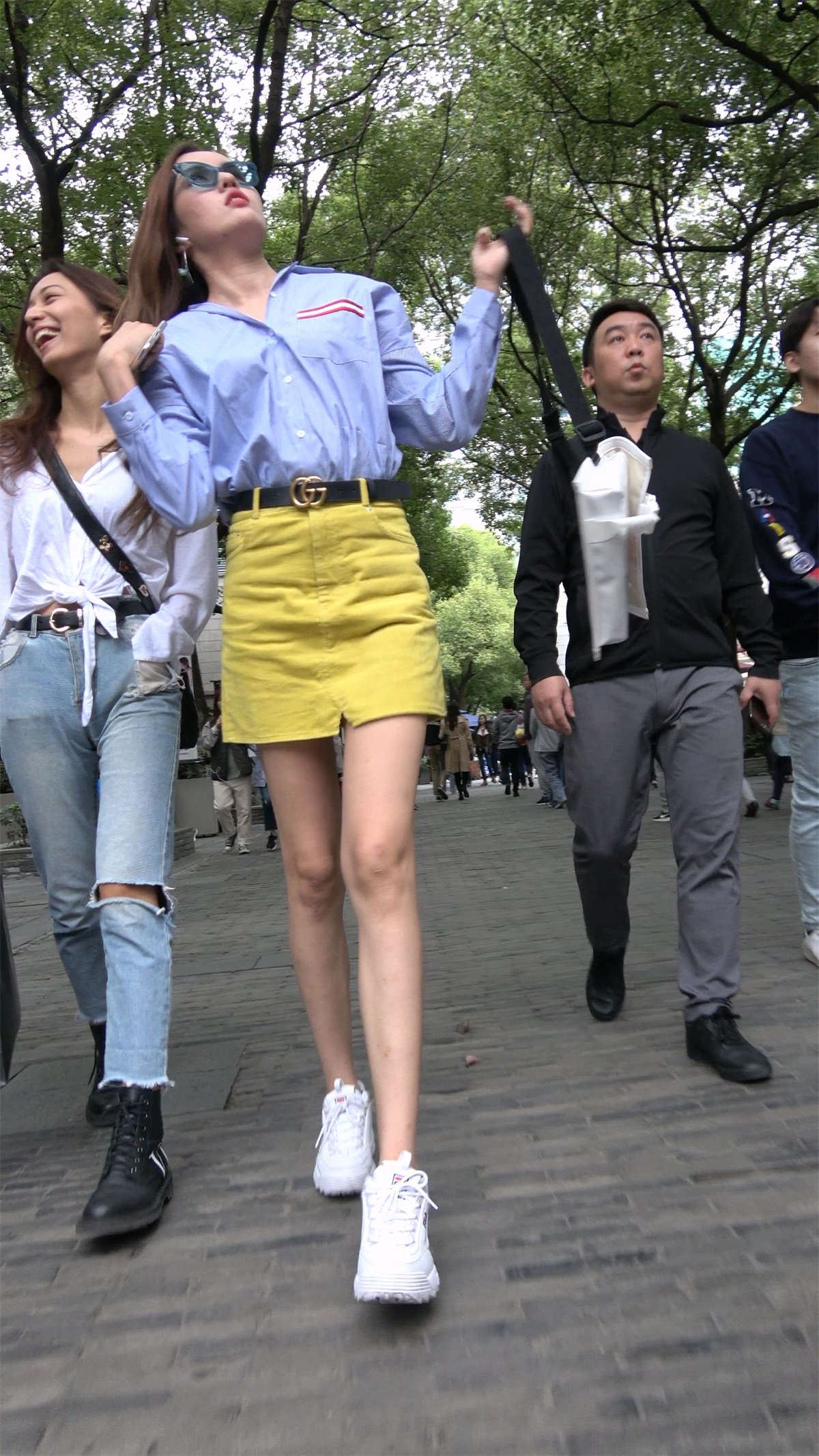 身材性感美腿黄色短裙墨镜女
