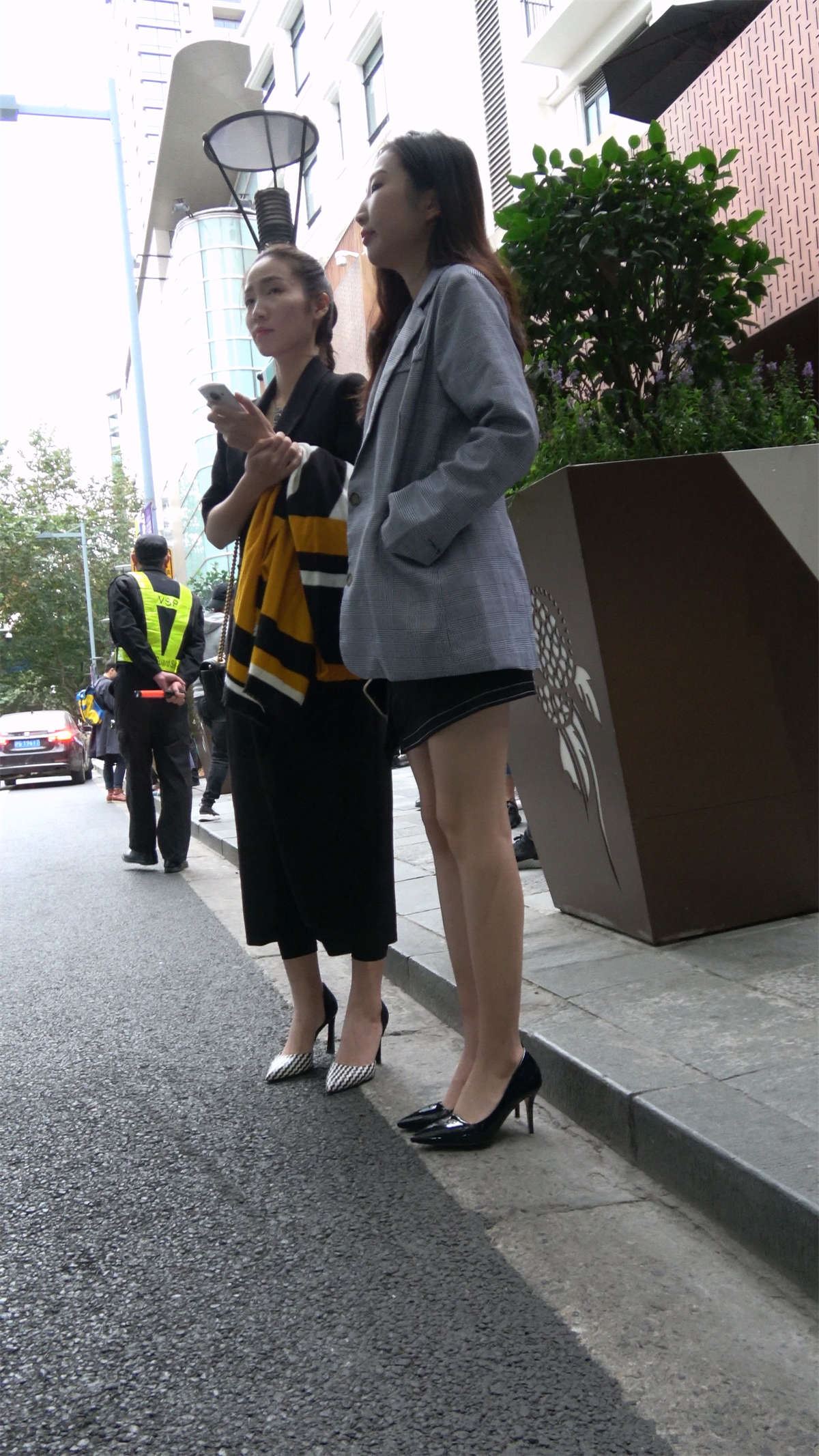 修直大长腿高跟美女