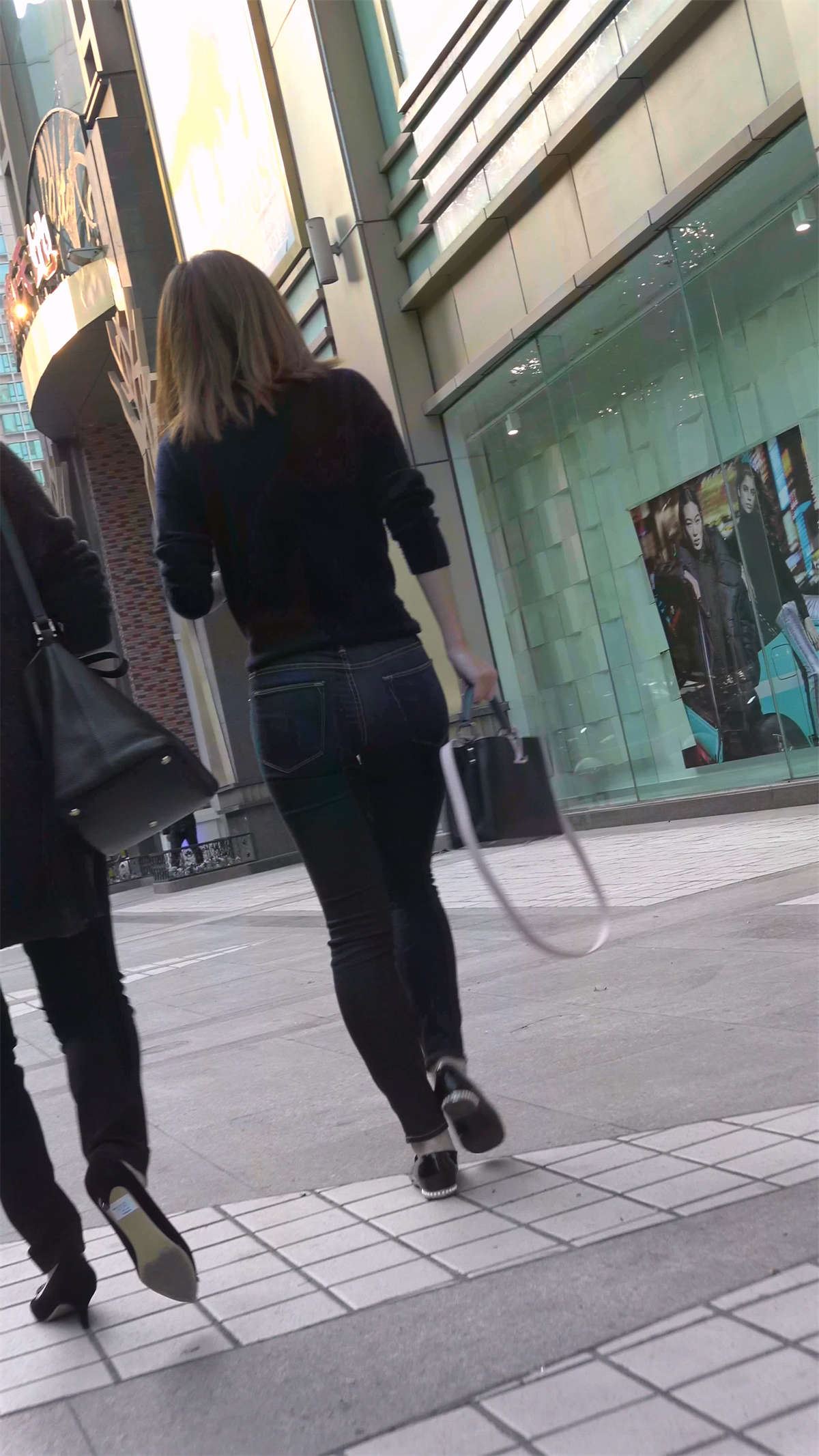 紧身牛仔宽臀女