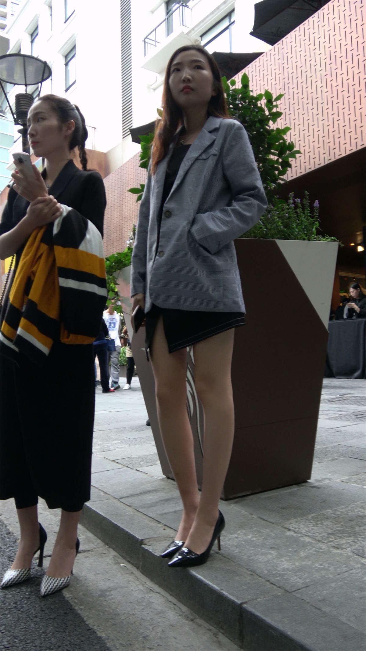 修直大长腿高跟美女