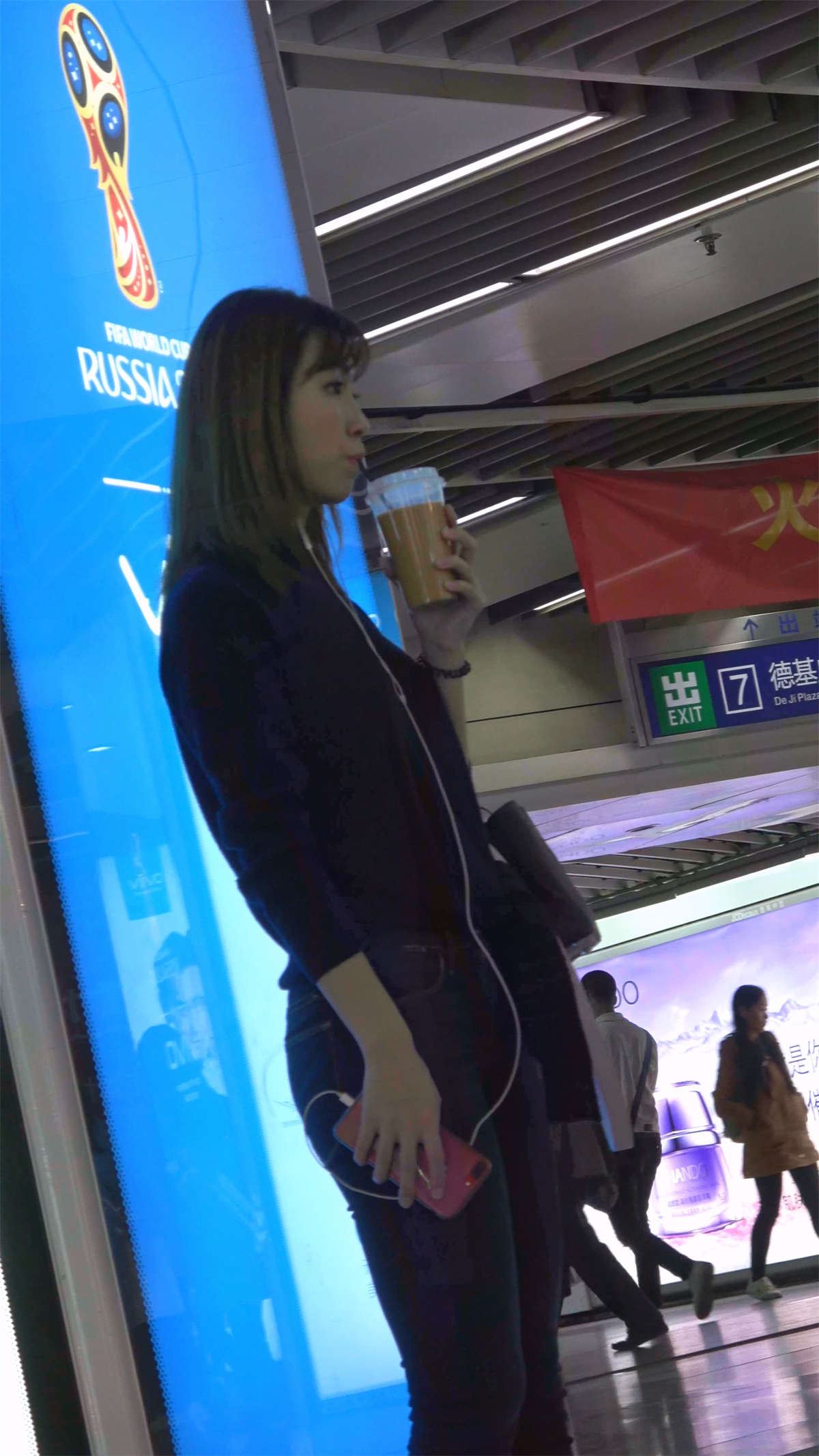 紧身牛仔宽臀女