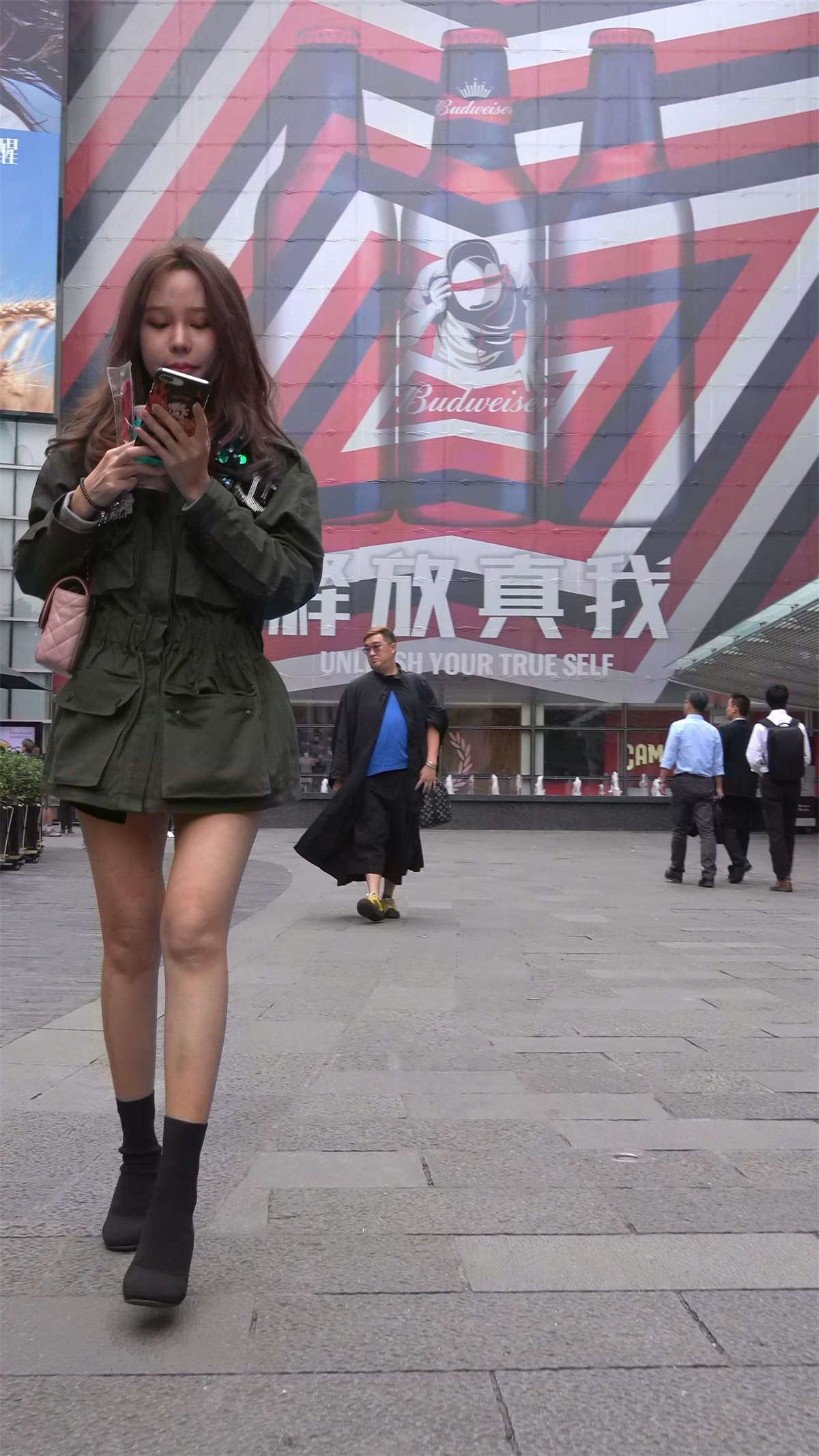 墨绿色长款外套美腿美女