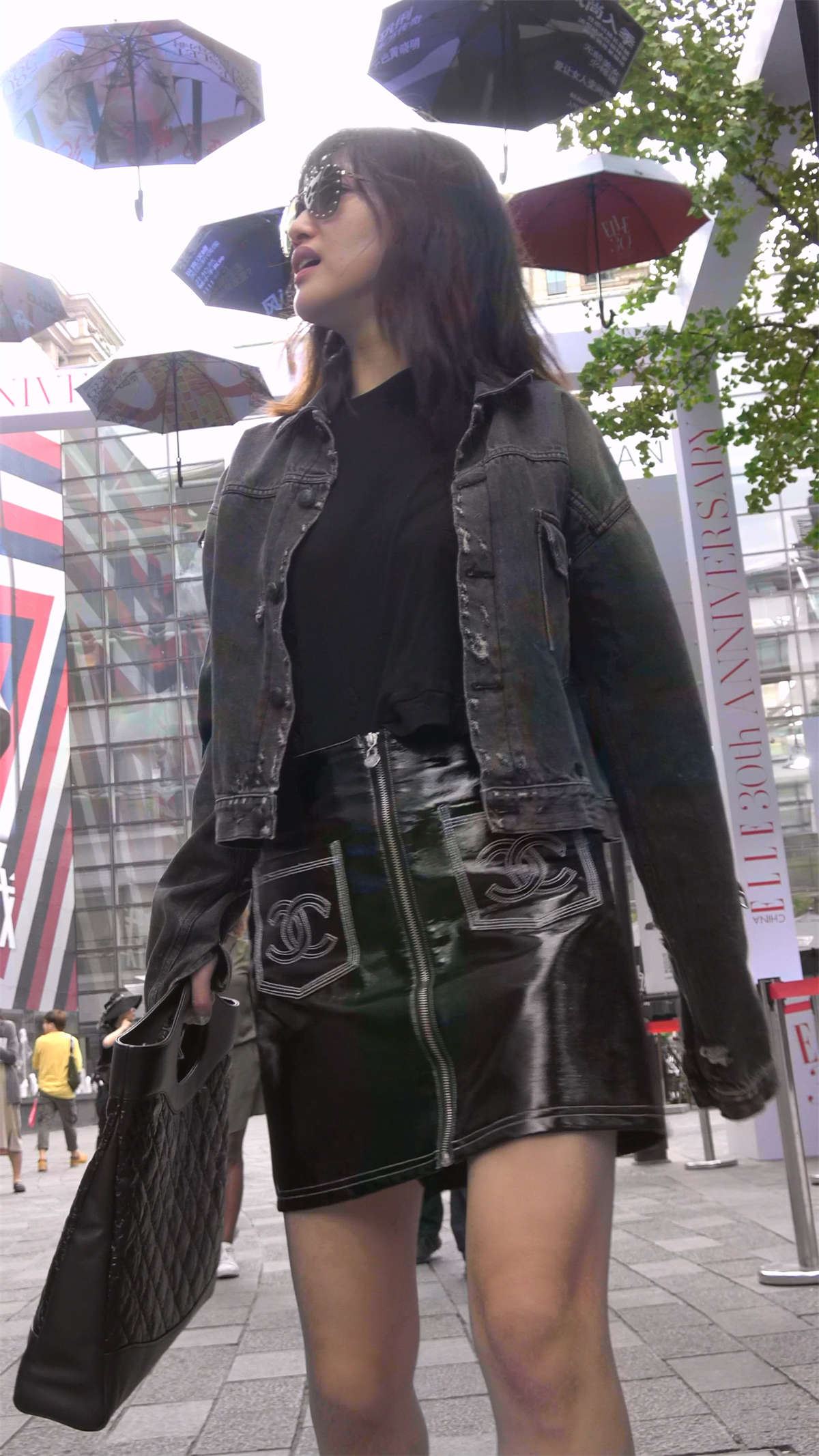 红靴子短裙美腿气质墨镜美女