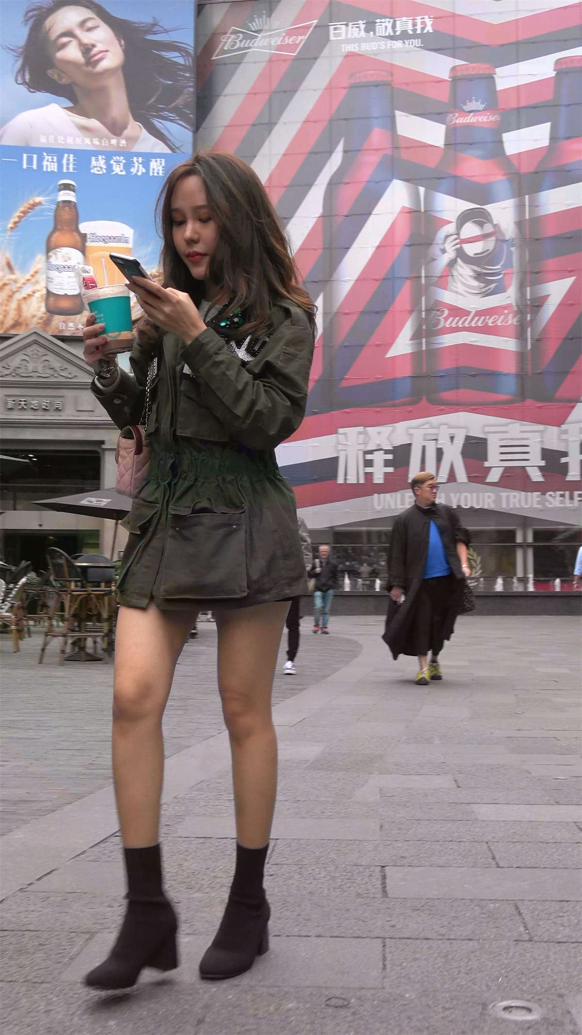 墨绿色长款外套美腿美女