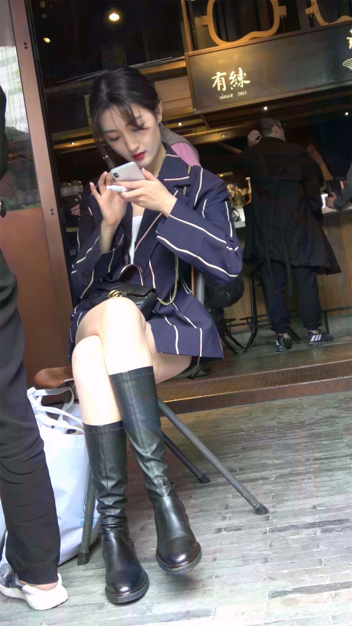 气质美腿美女这算是瓜子脸吗