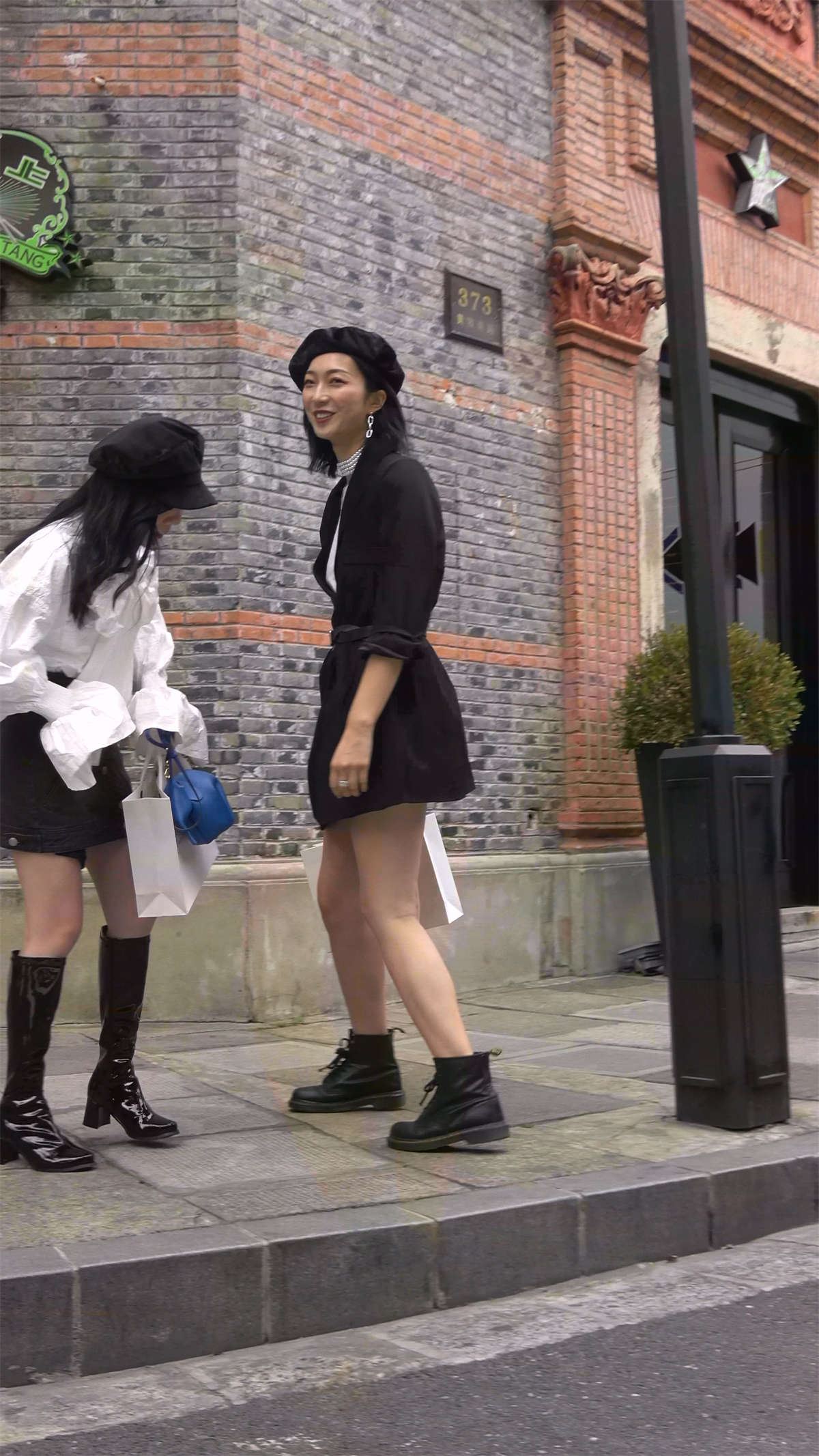 打扮时尚美女姐妹街头摆拍