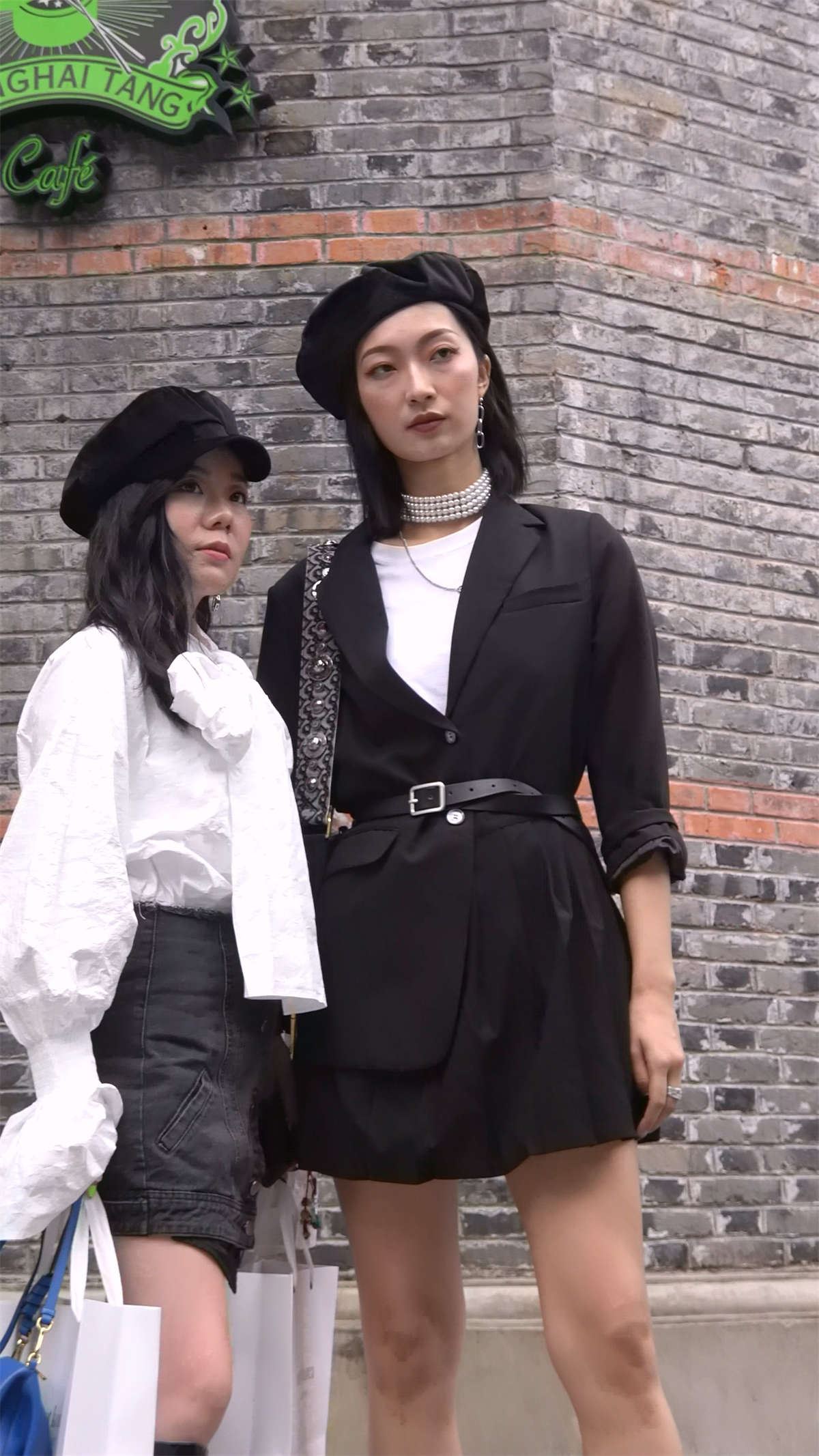 打扮时尚美女姐妹街头摆拍