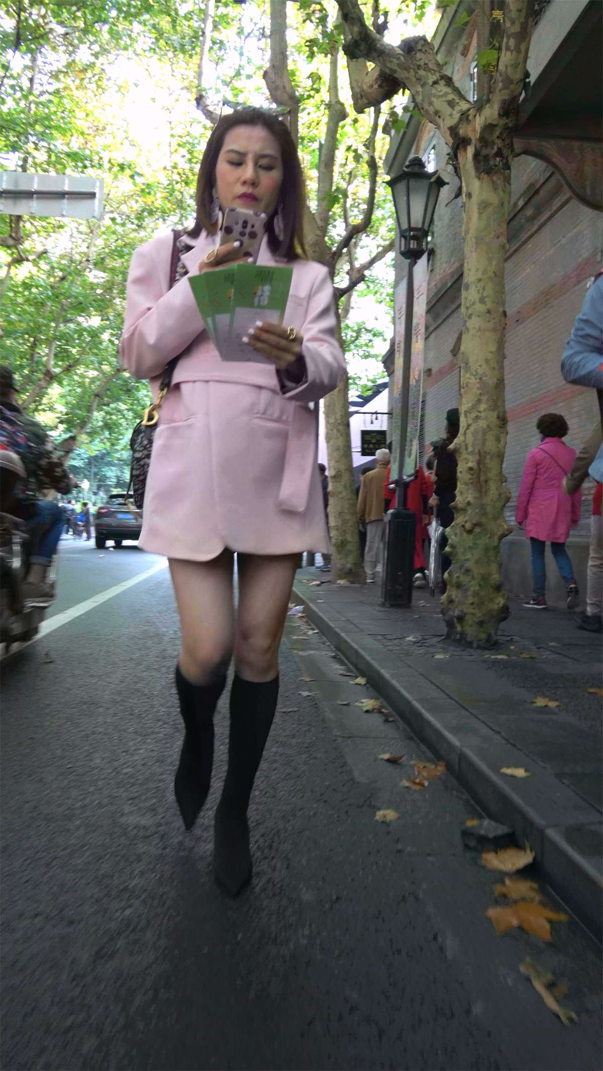 粉色长款大衣美腿熟女