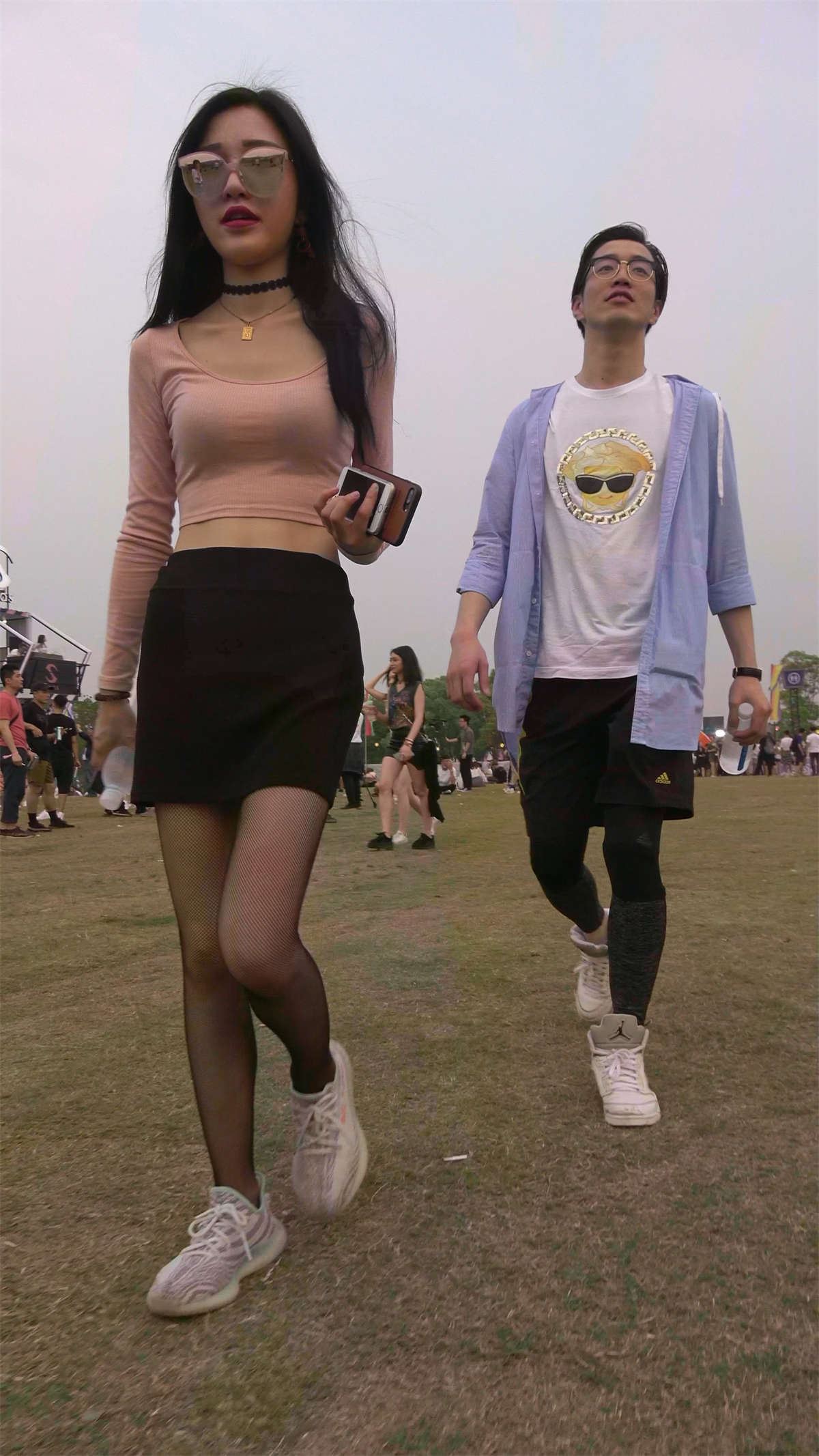 紧身短T黑丝短裙小蛮腰美女