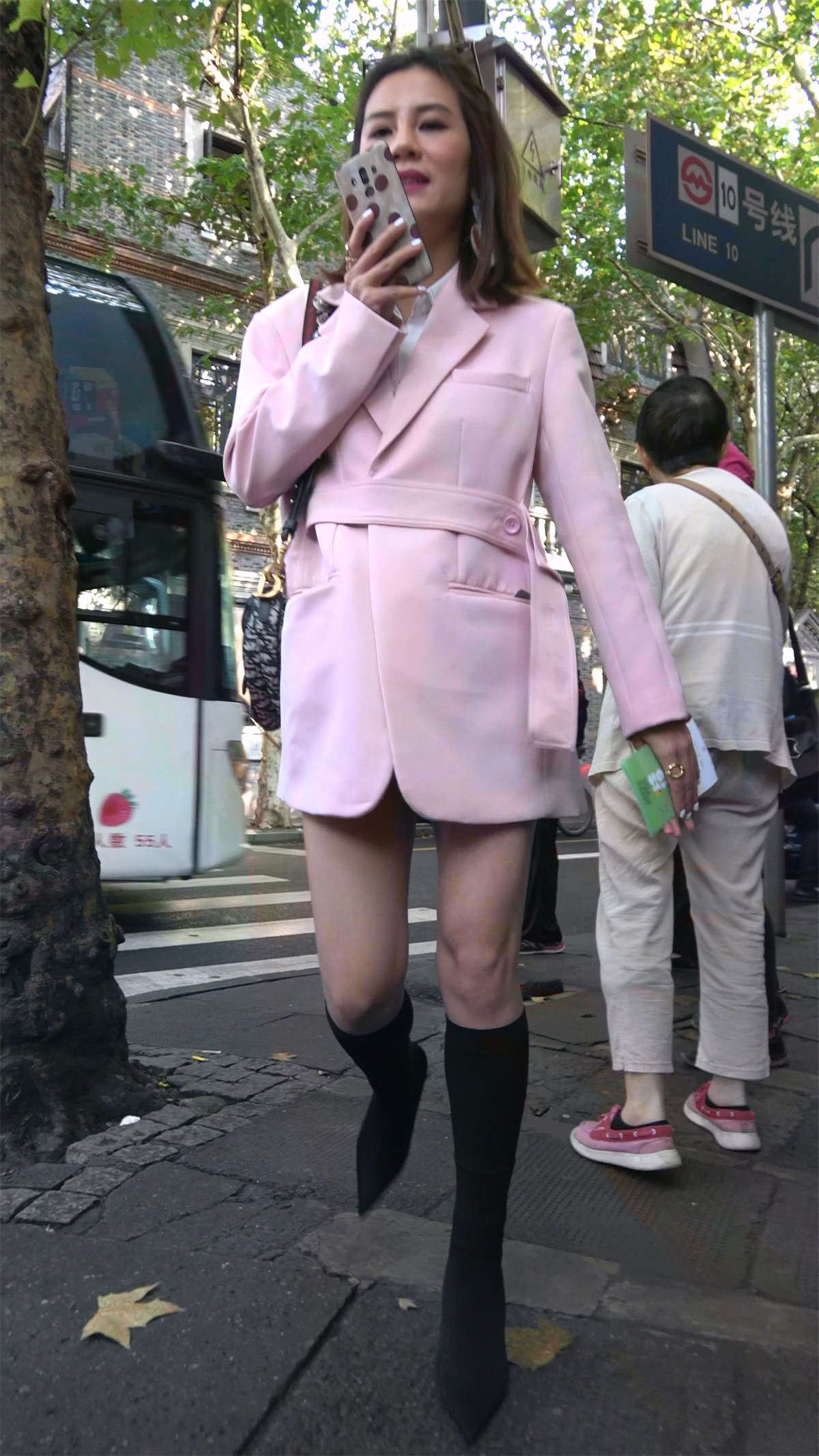 粉色长款大衣美腿熟女