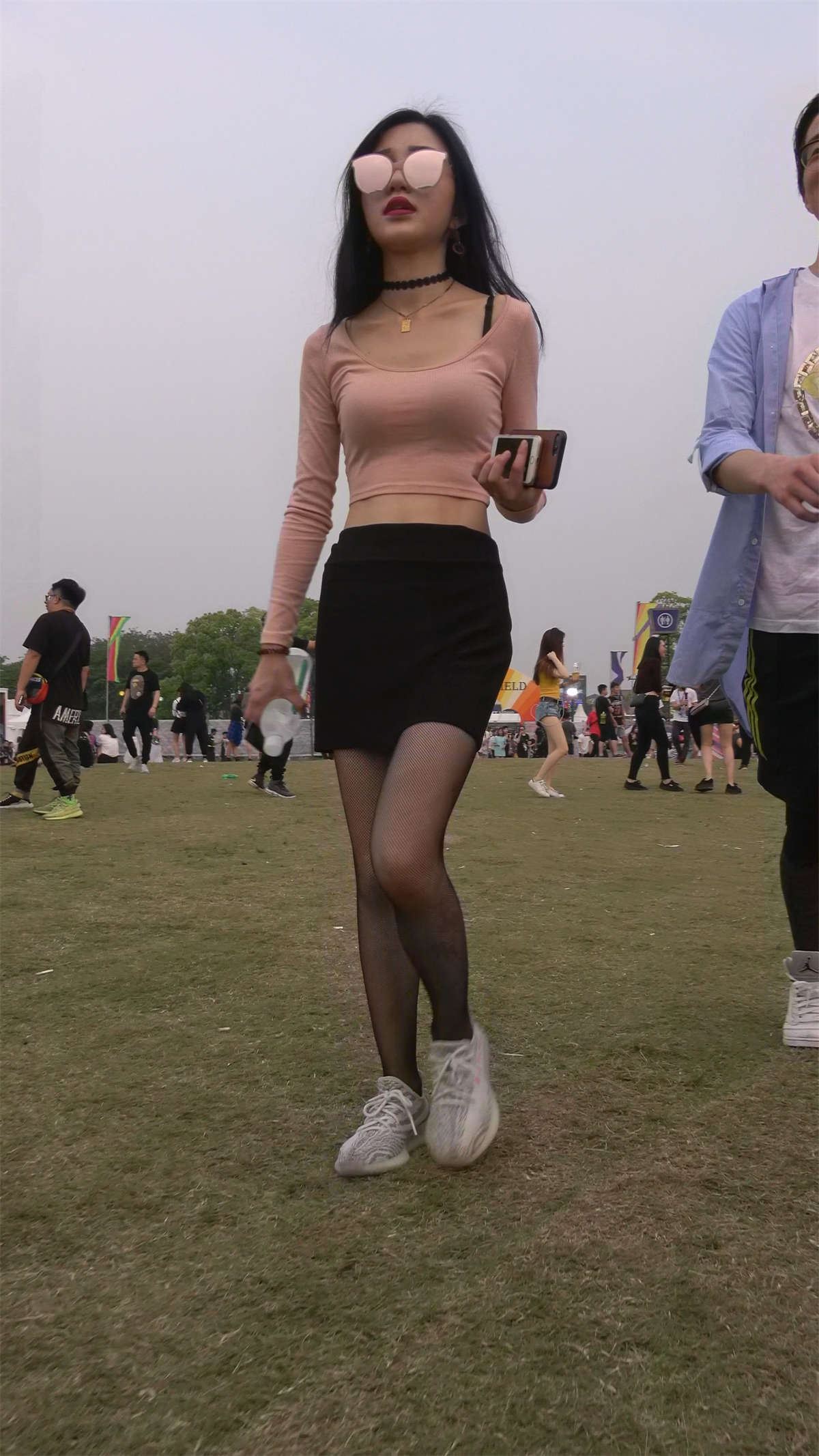 紧身短T黑丝短裙小蛮腰美女