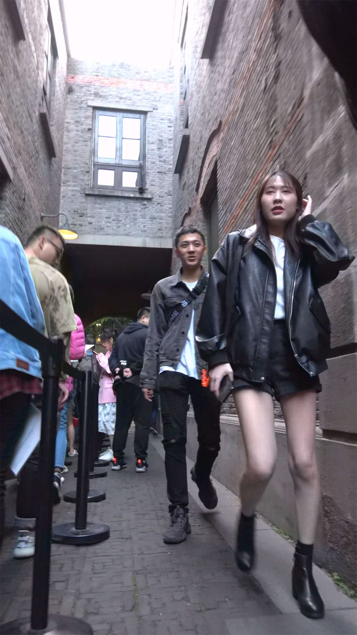 美腿小眼睛妹子
