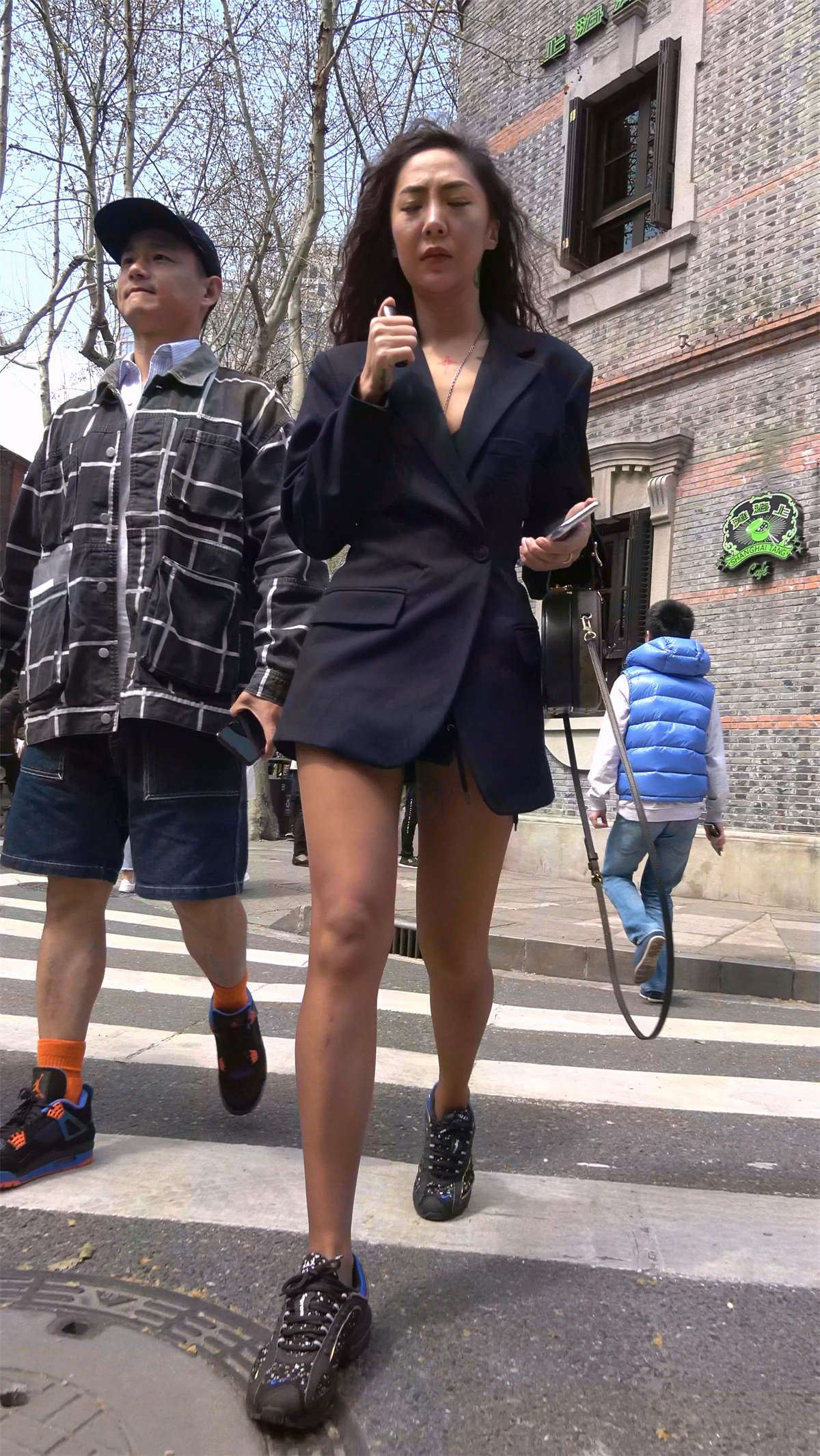 波浪卷发时尚美女