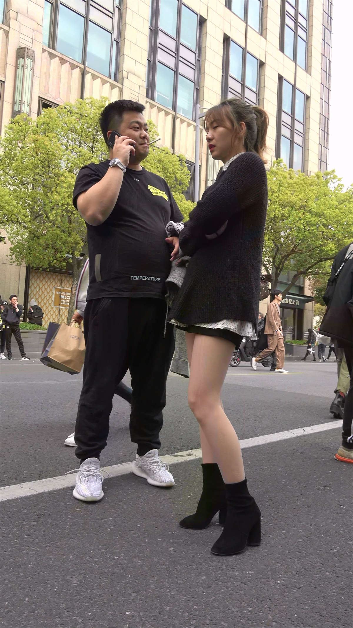 美女小姐姐穿上丝袜的美腿完全看不出