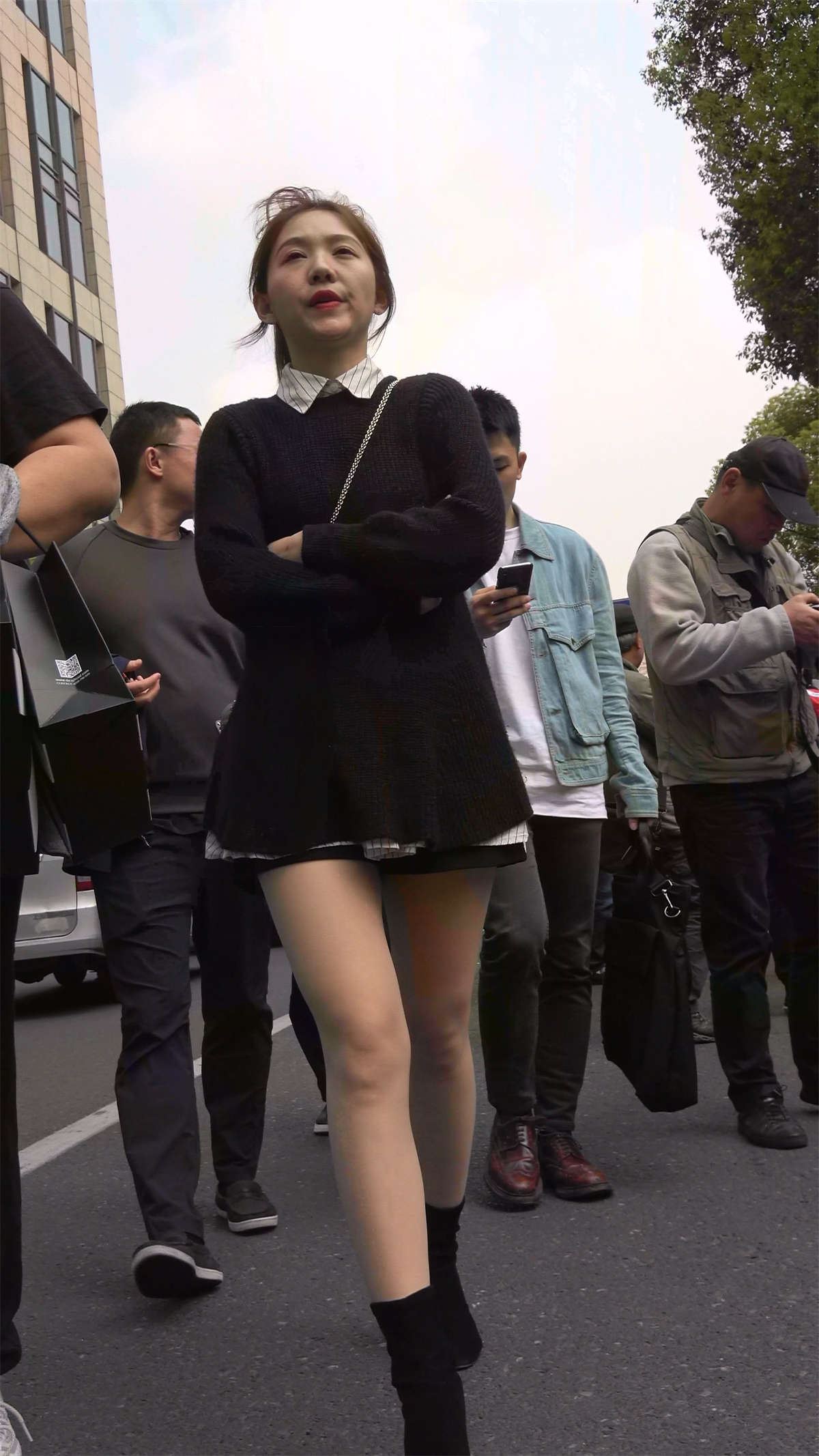 美女小姐姐穿上丝袜的美腿完全看不出