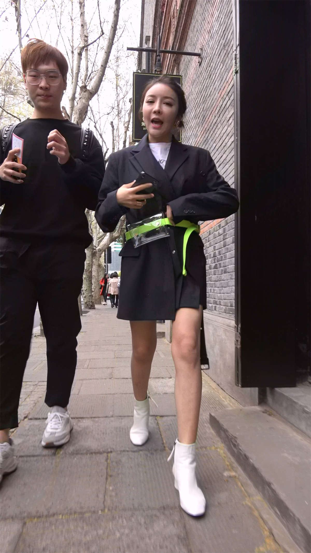 着急着去约男友的妹子