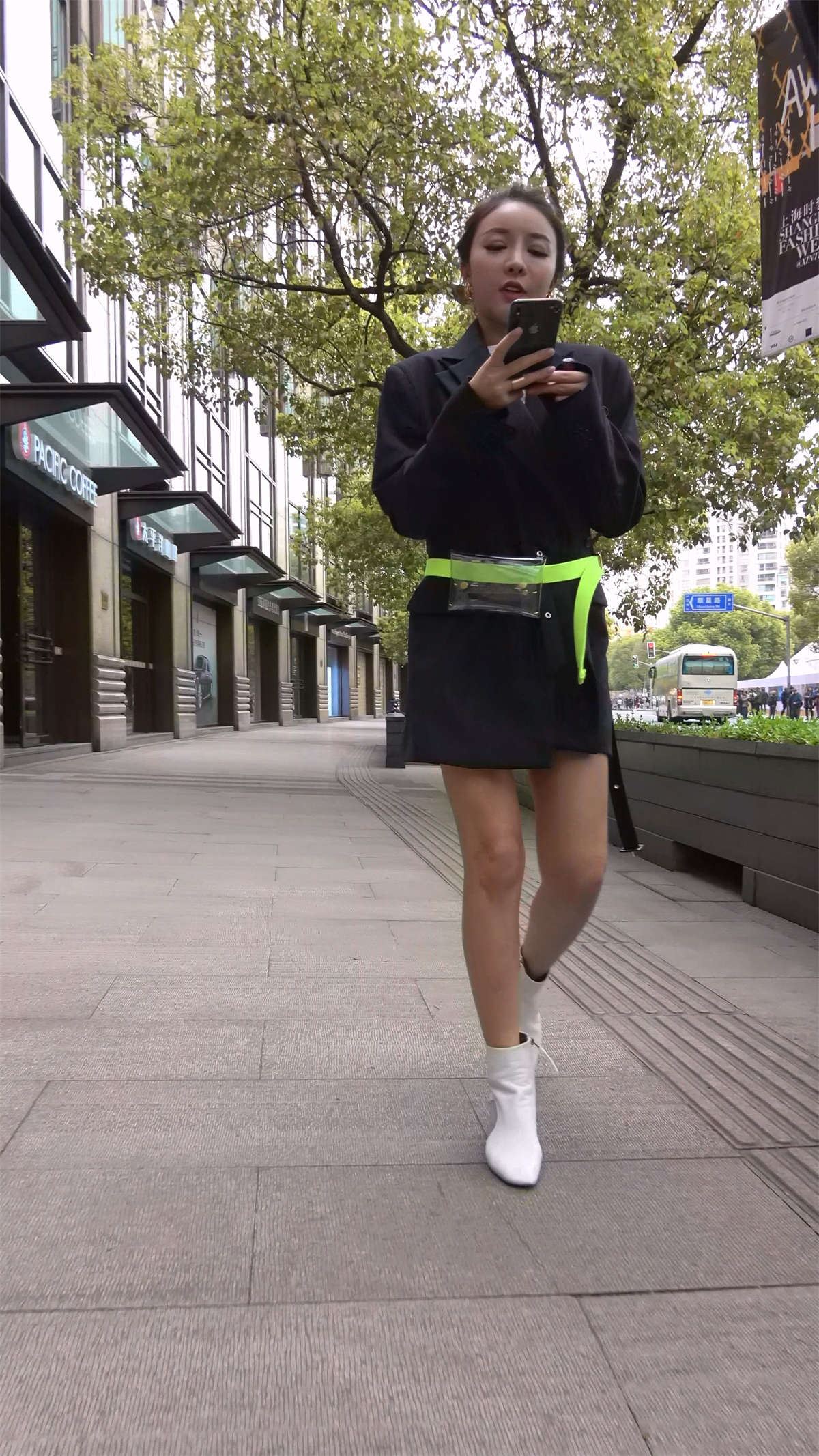 着急着去约男友的妹子